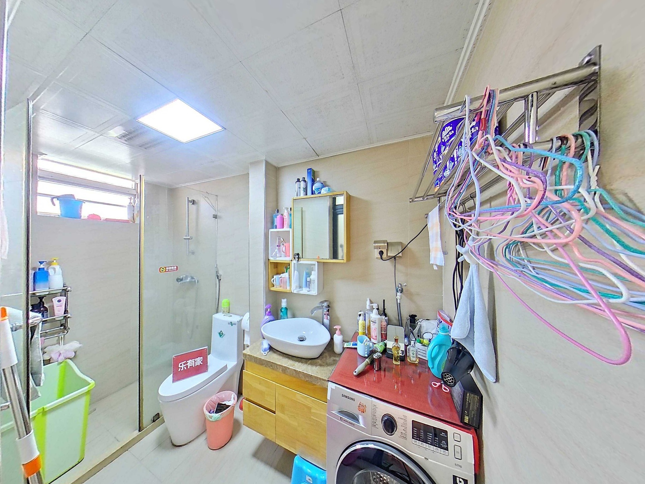 岗厦南向三室两厅，临近大型公园，绿意盎然，生活惬意无忧。