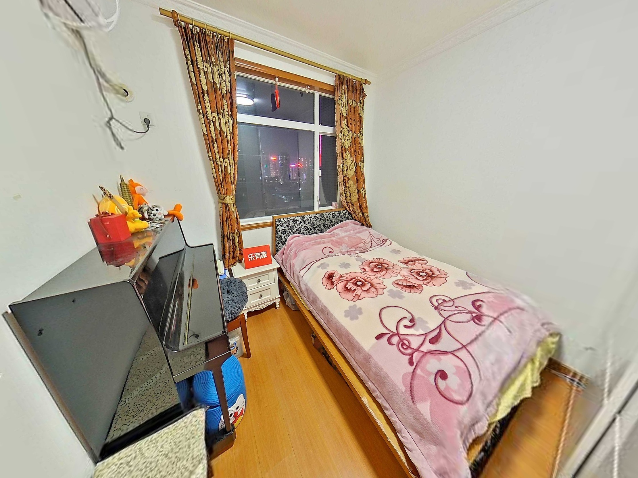 房间尺寸适中，布局紧凑