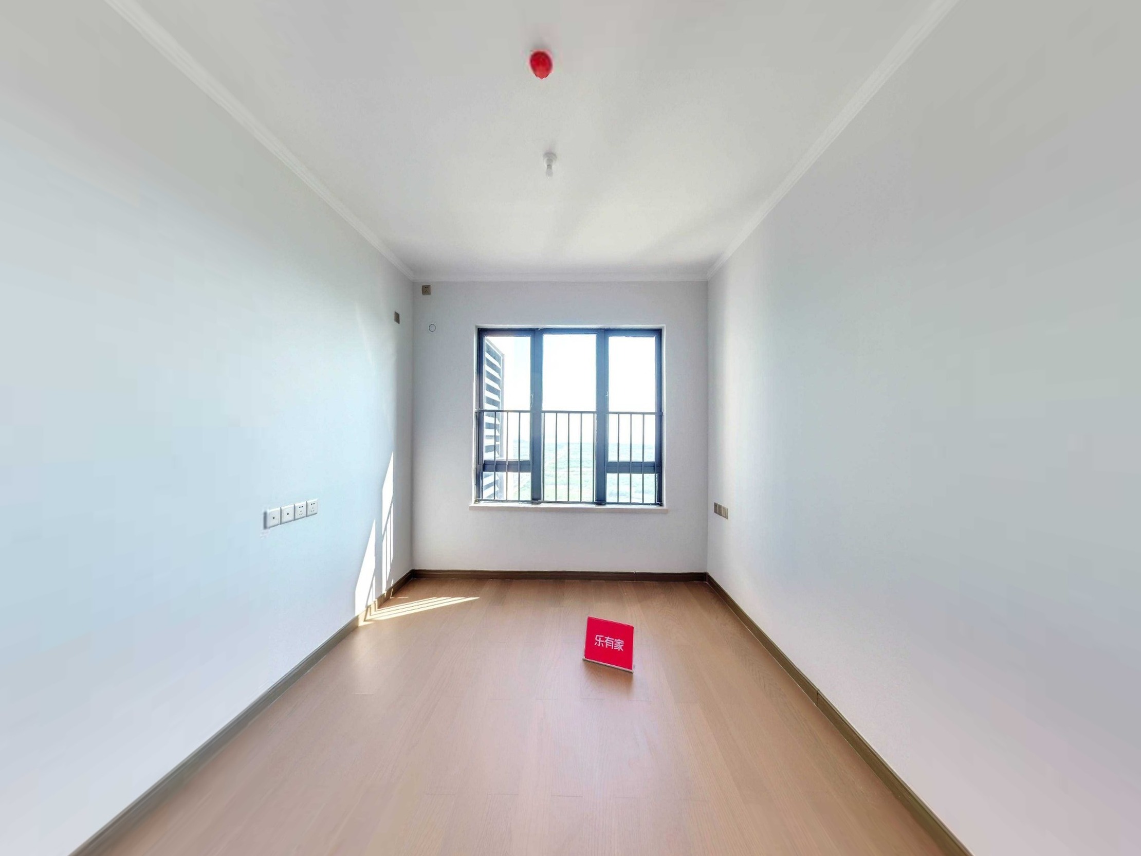 天汇花园，朝南高楼层，采光极佳，楼龄新，车位充裕，商业、公园环绕，业主诚售，随时看房！