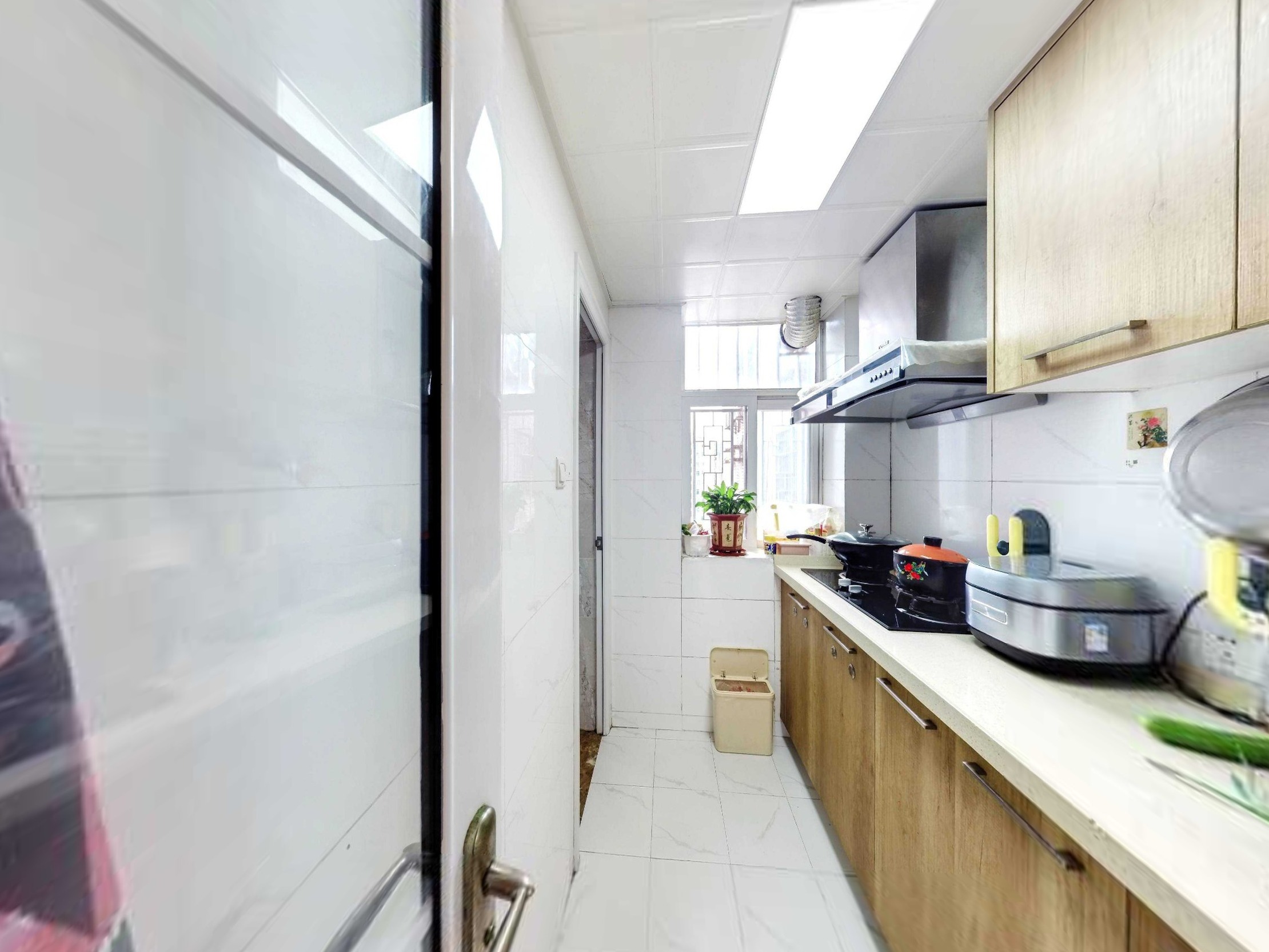 鹏都大厦，南向采光佳，中楼层带空中花园，近地铁口岸，业主诚售，随时看房！