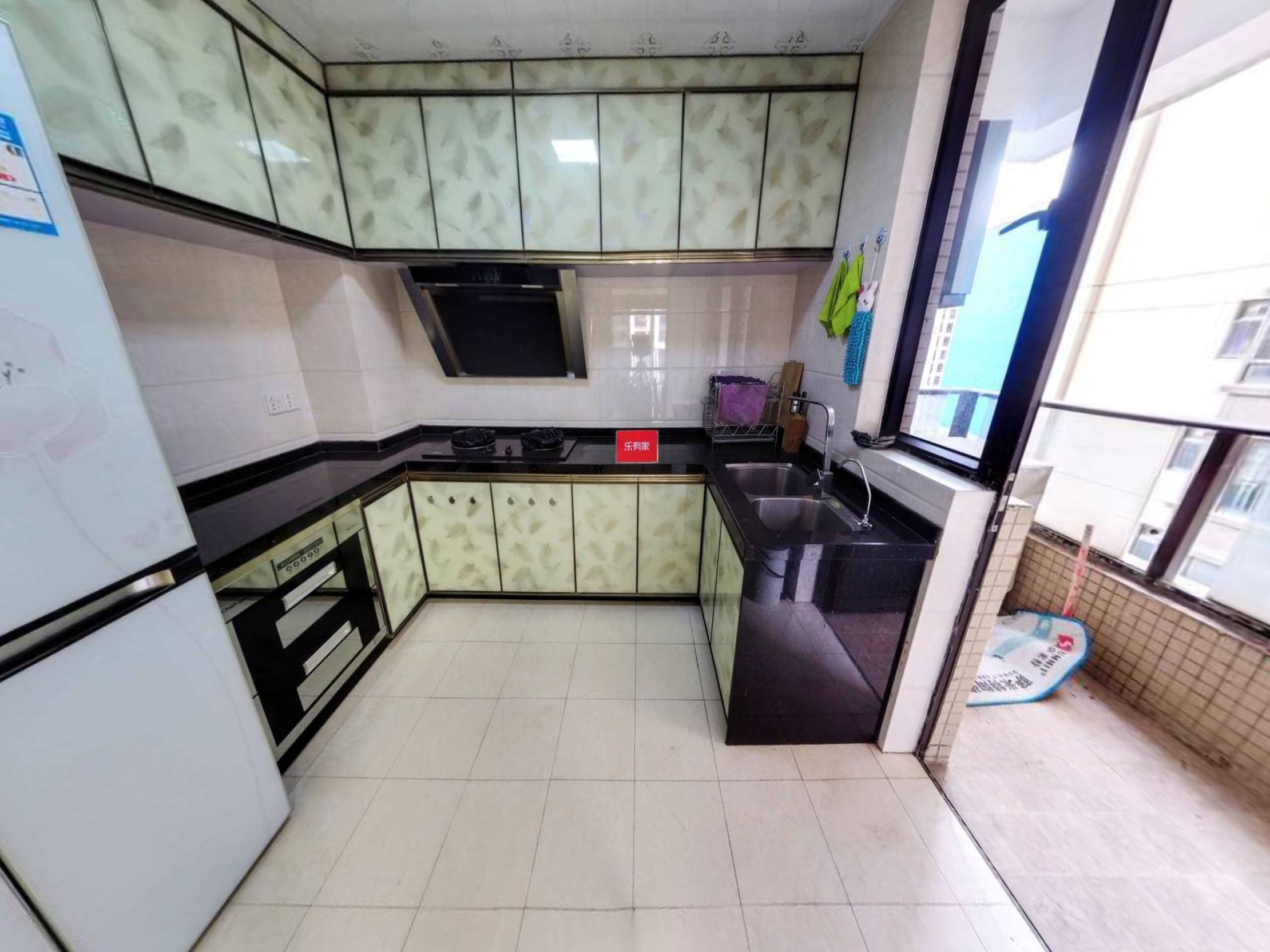 保利国际广场，中楼层，车位充足，带地面花园，近商业综合体与大型公园，业主诚售！