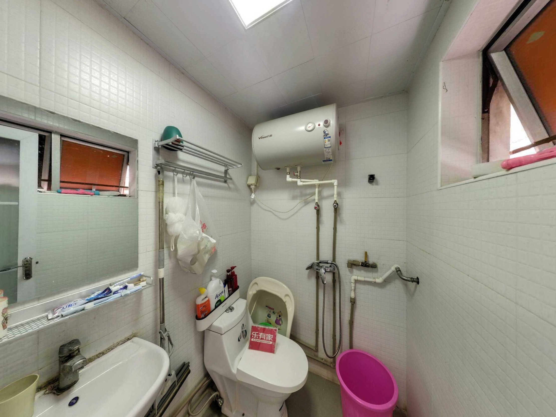 灵芝新村19区，户型方正，通风采光优，近地铁，业主诚心出售！