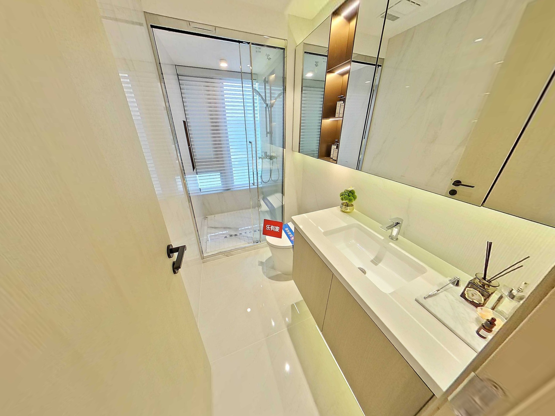 鹏程上花园（二期），朝南采光佳，楼龄新，车位充足，近商业综合体与大型公园，业主诚心出售！