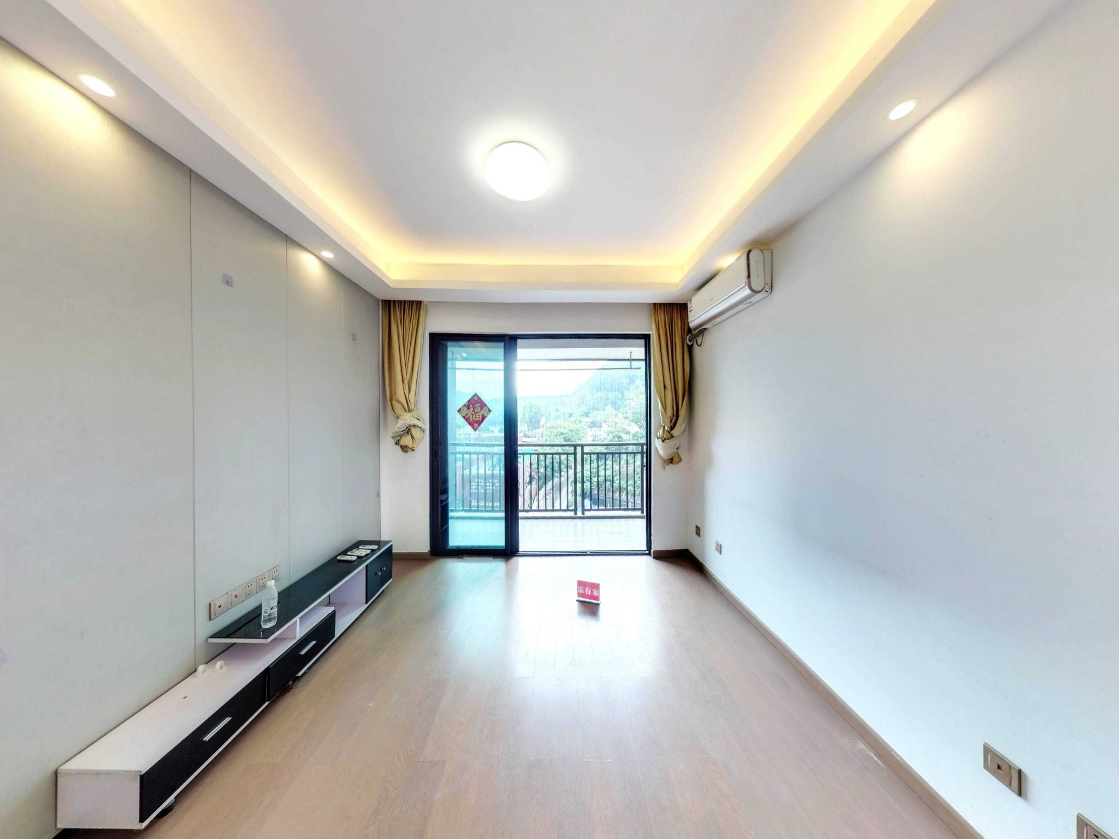 装修描述:业主采用环保材料精心打造，设计装修简约大方，低调中-深圳中森公园华府二手房