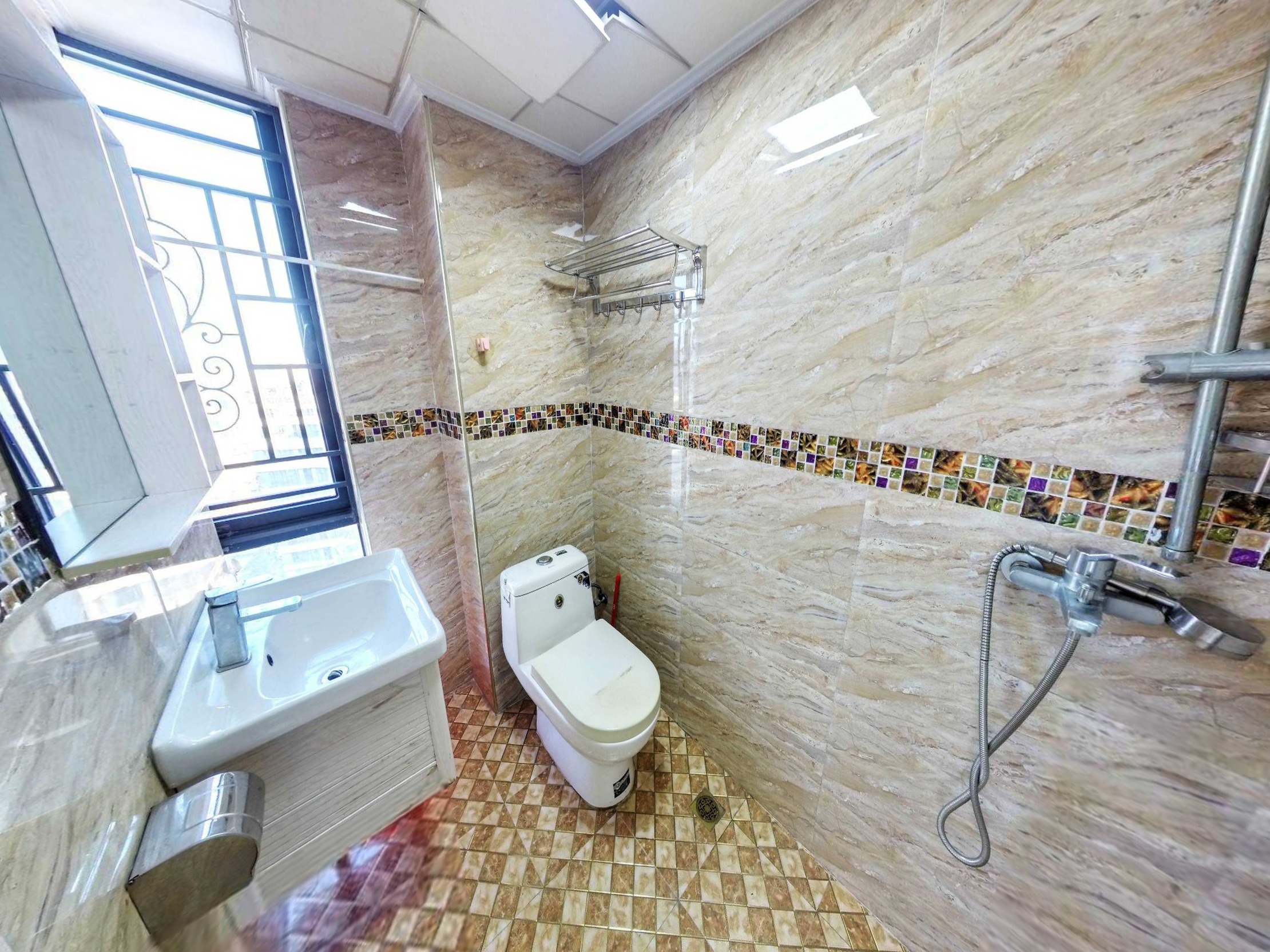 诚心出售，户型方正，使用率高