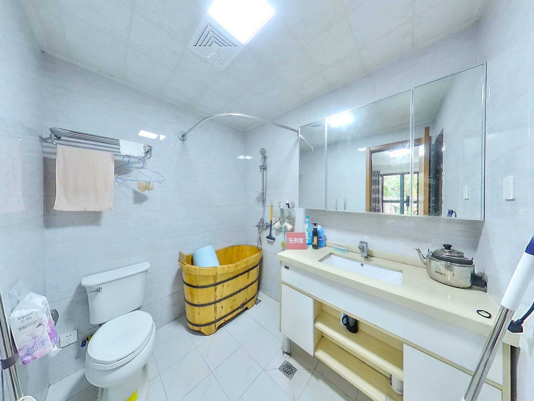 汇龙花园诚心出售，朝南采光佳，厅出阳台，地面花园，优质学校环绕，人车分流，生活更安心。