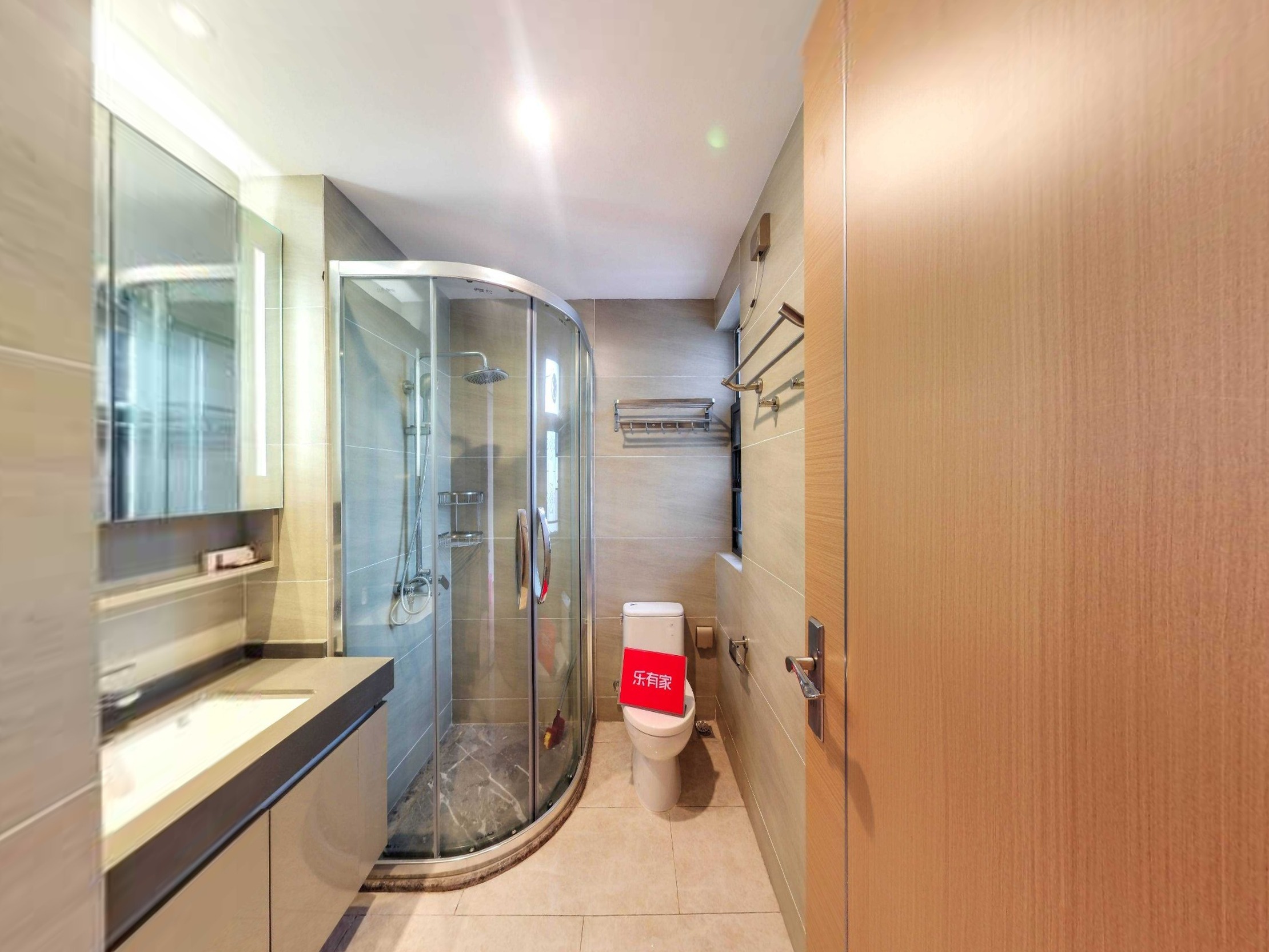 紫岭国际三期，朝南高楼层，楼龄新，车位充足，近商业、公园，业主诚售，随时看房！