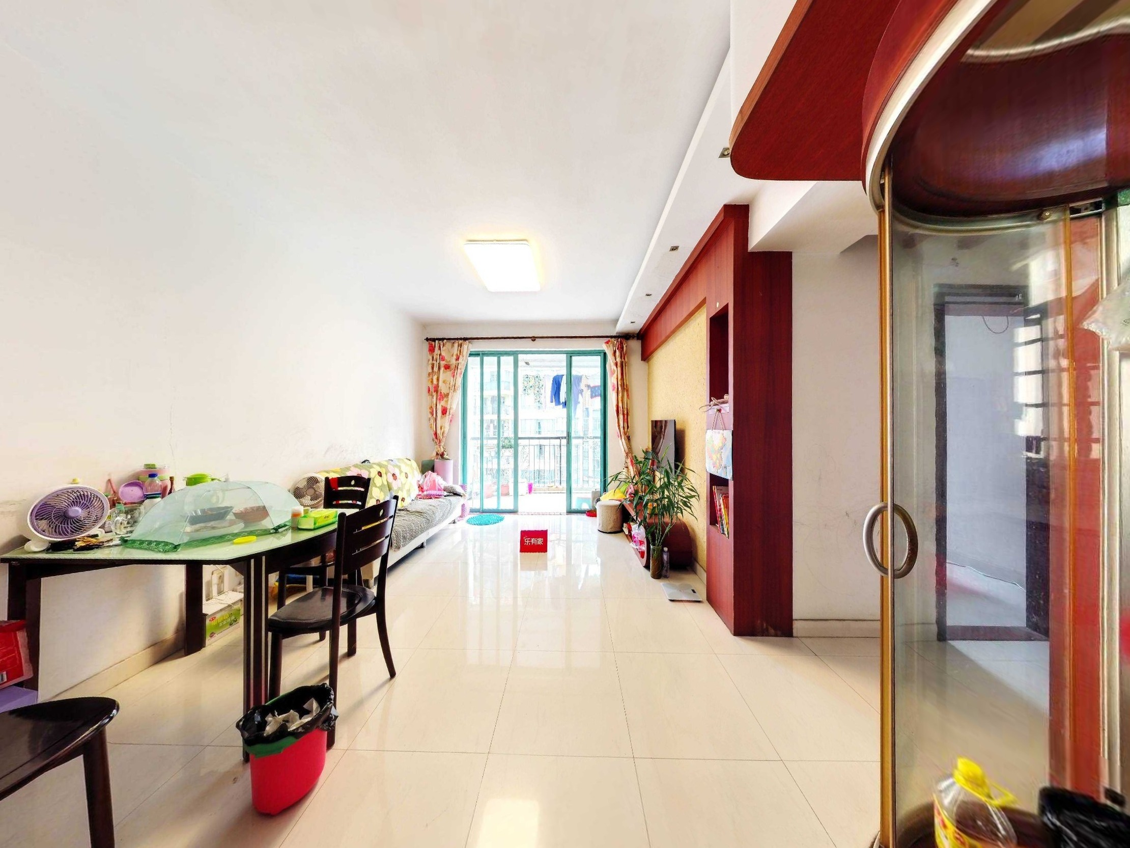 百鸽笼片区，东南朝向，阳光充足。两室两厅设计，空间灵活，适合家庭居住或投资，改造空间大，自由发挥您的创意。