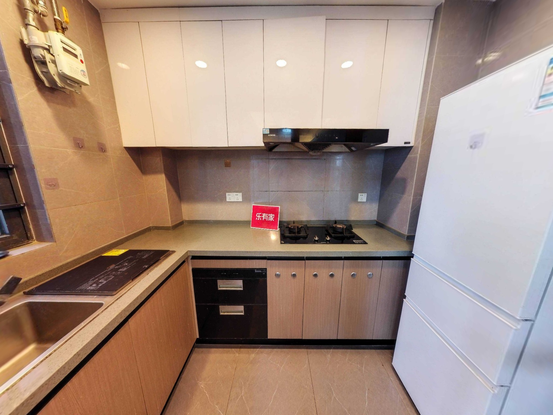 灵山岛金融岛，舒适南向四房，高层视野好。