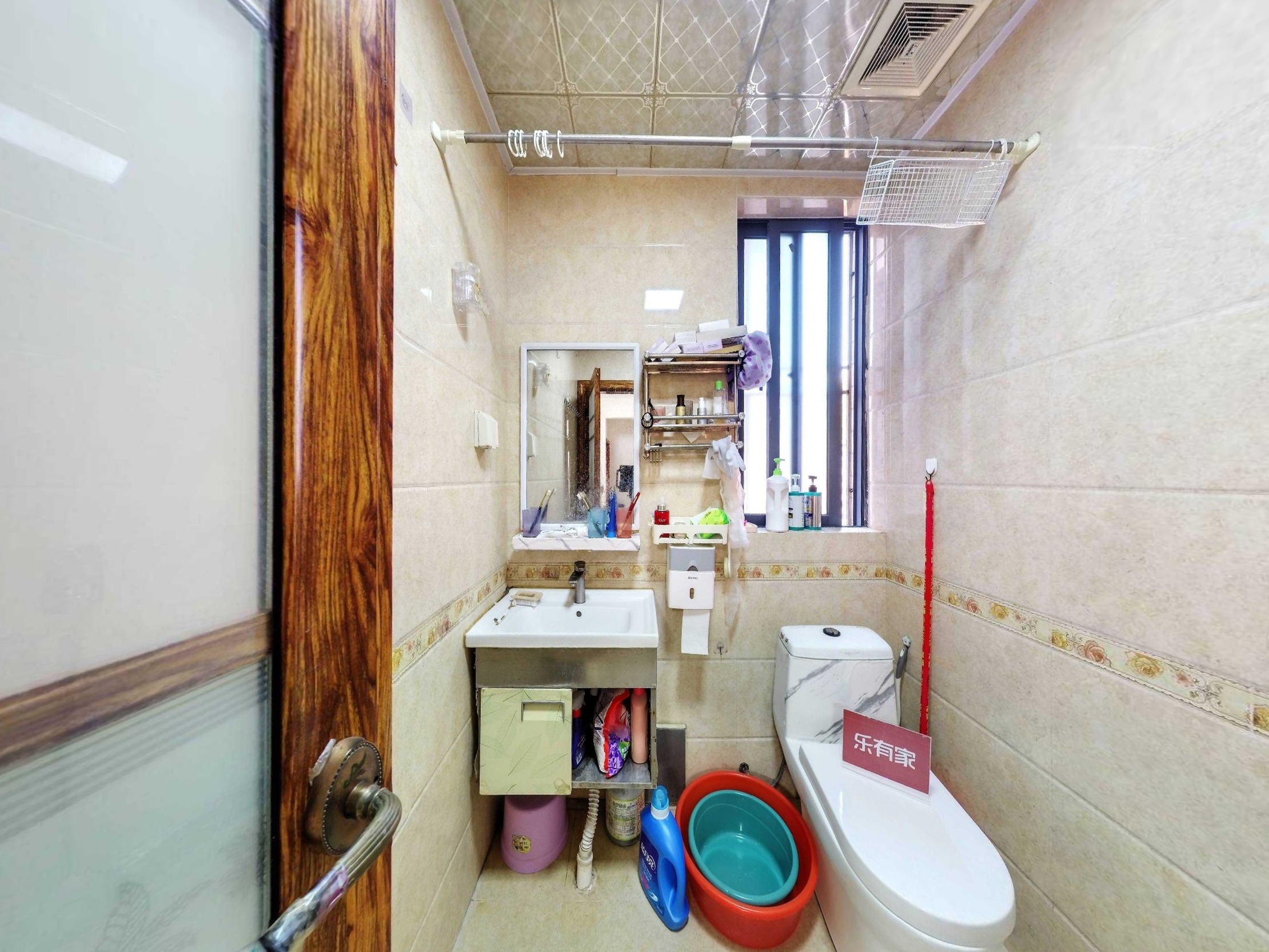 安鸿峰景苑诚心出售，朝南高楼层，采光充足，车位充足，更有地面花园，低于小区均价，机会难得！