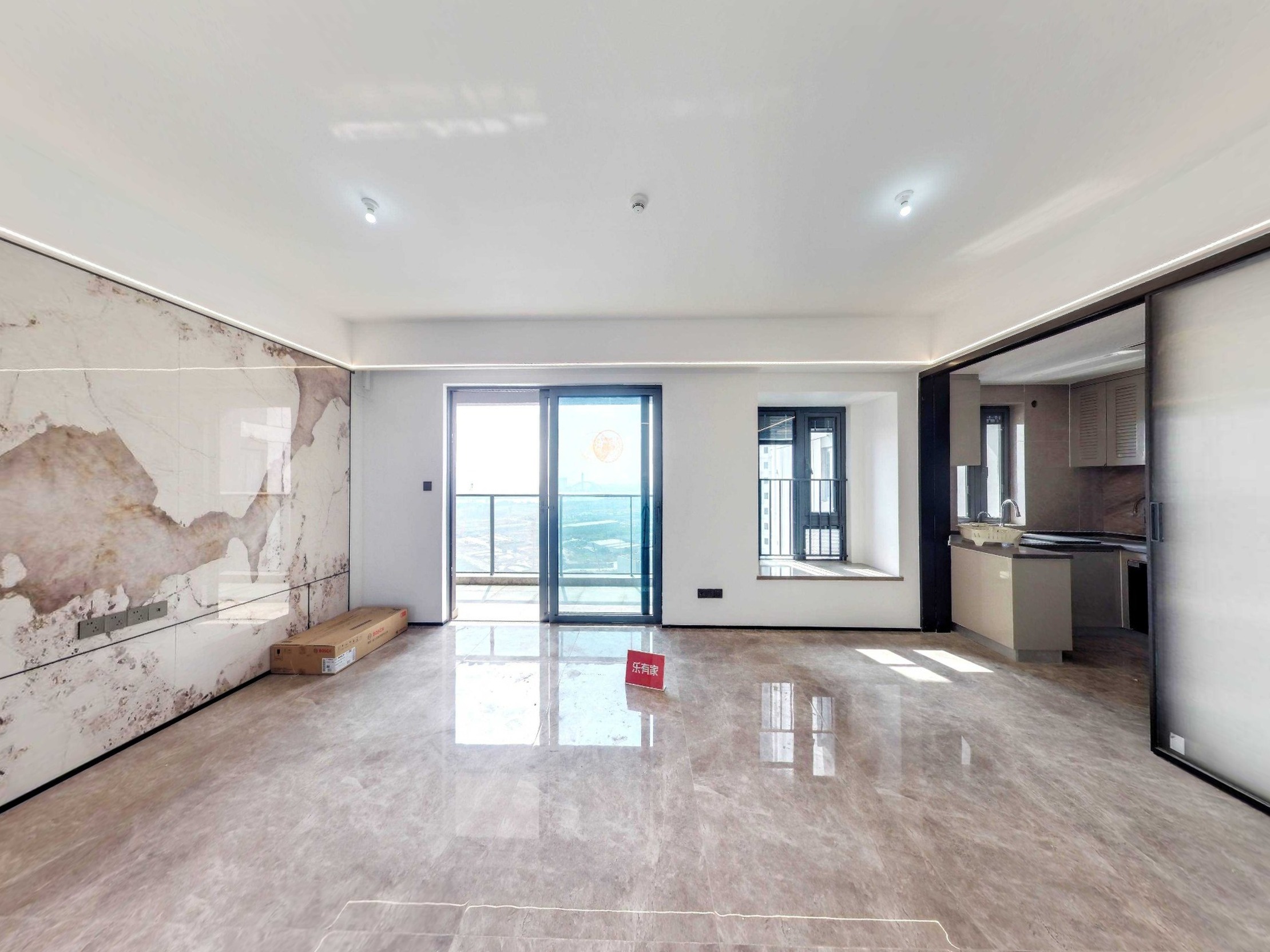 旭辉曜玥湾，朝南采光佳，中楼层新楼，车位充裕，近商业与公园，业主诚售。