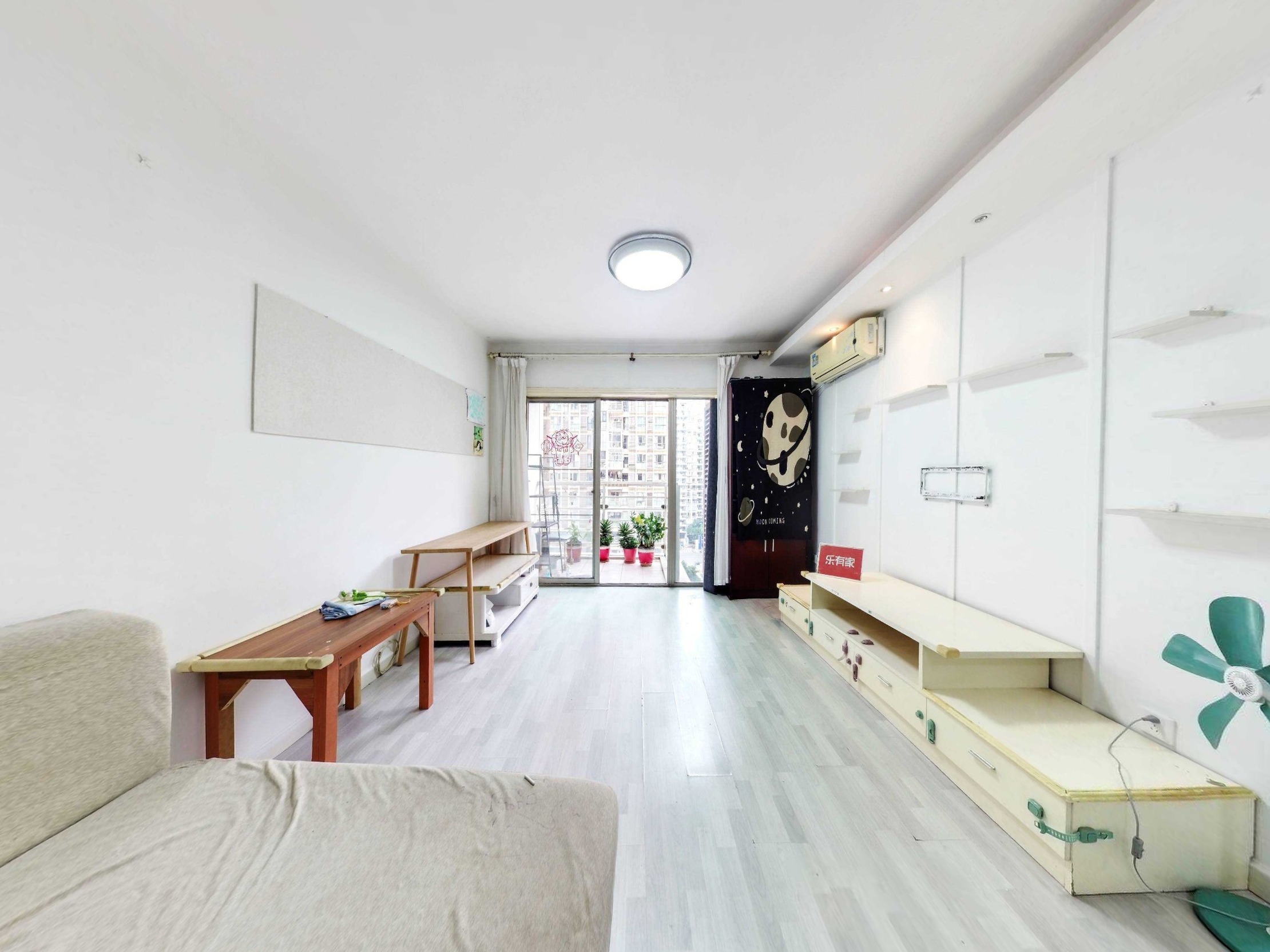 小区朝南看花园户，三房，诚意出售！价格可谈