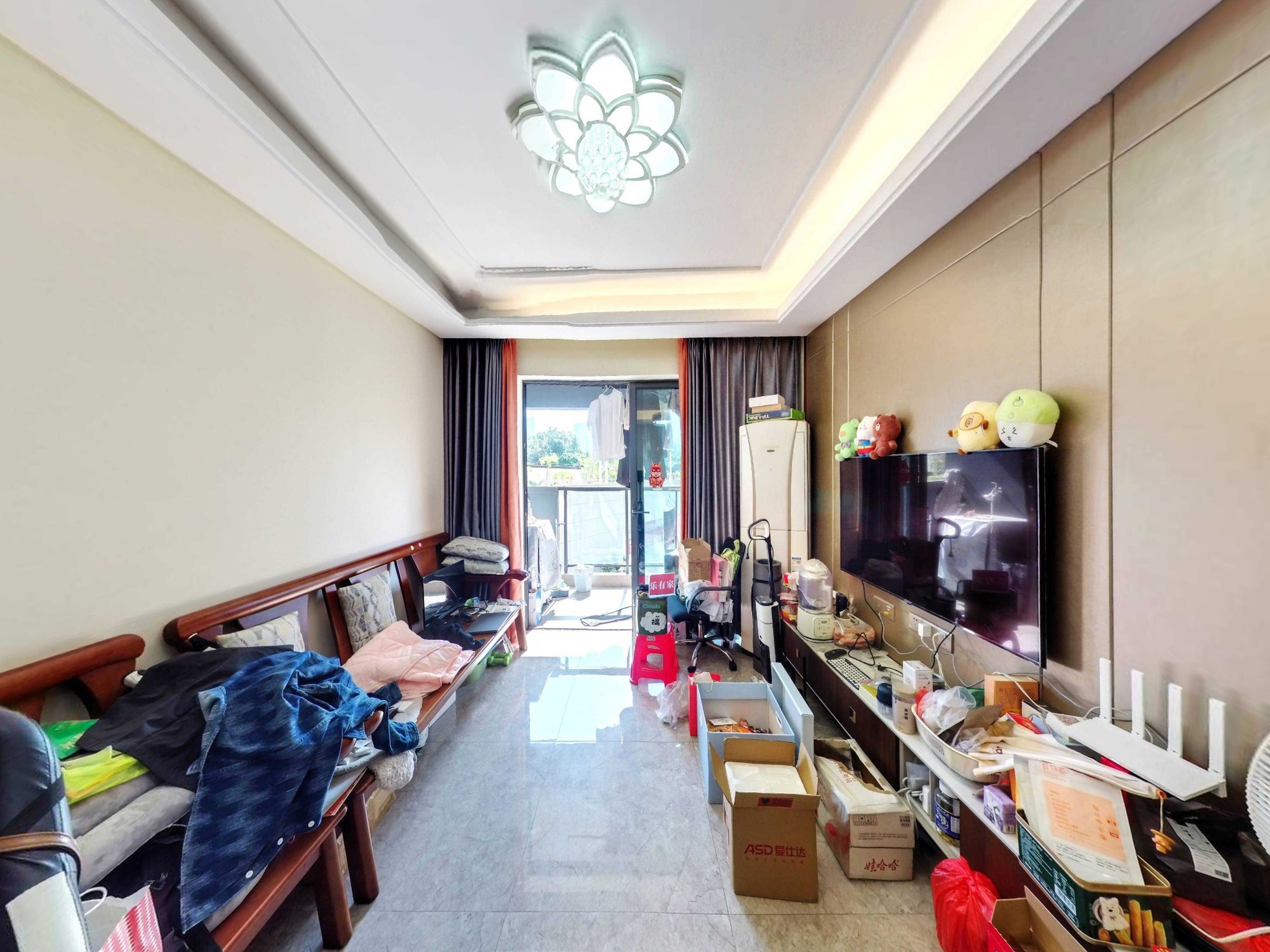 平湖佳兆业广场，朝南采光优越，厅出阳台，楼龄新，小区人车分流，周边商业综合体繁华，业主诚心出售。