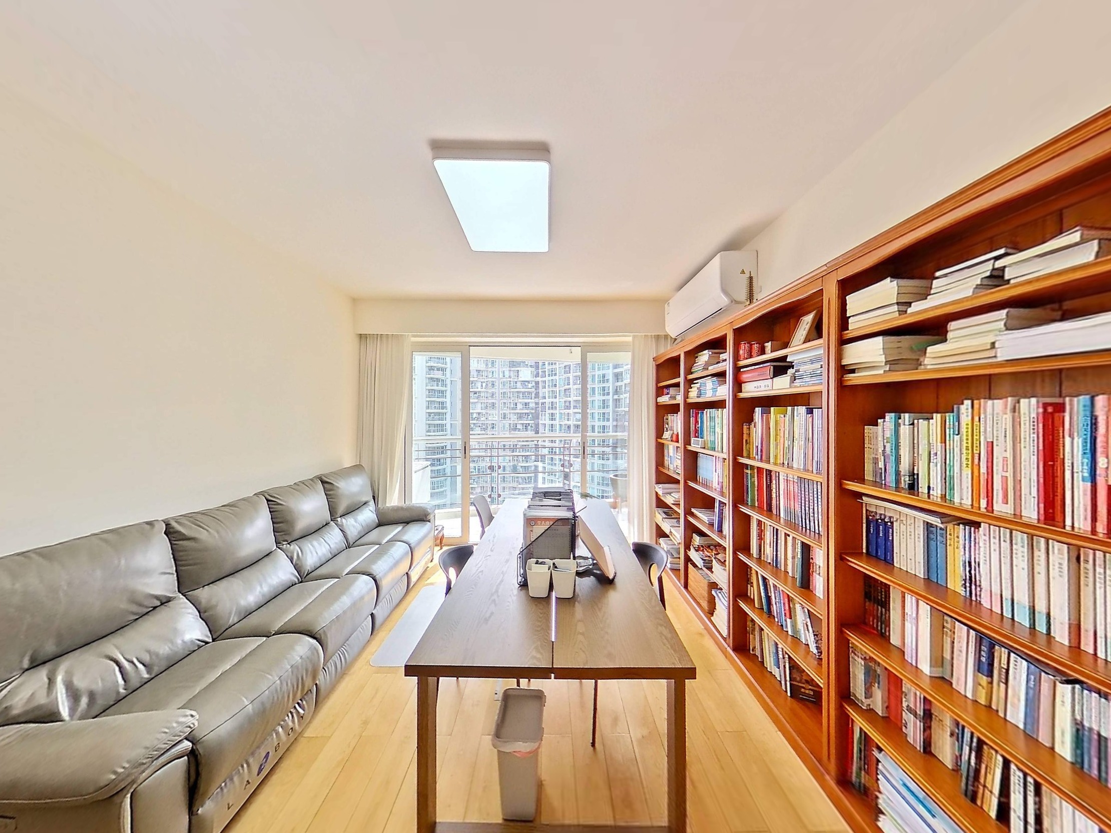 东南朝向4室2厅，近地铁与公园，出行便利，适合家庭居住。