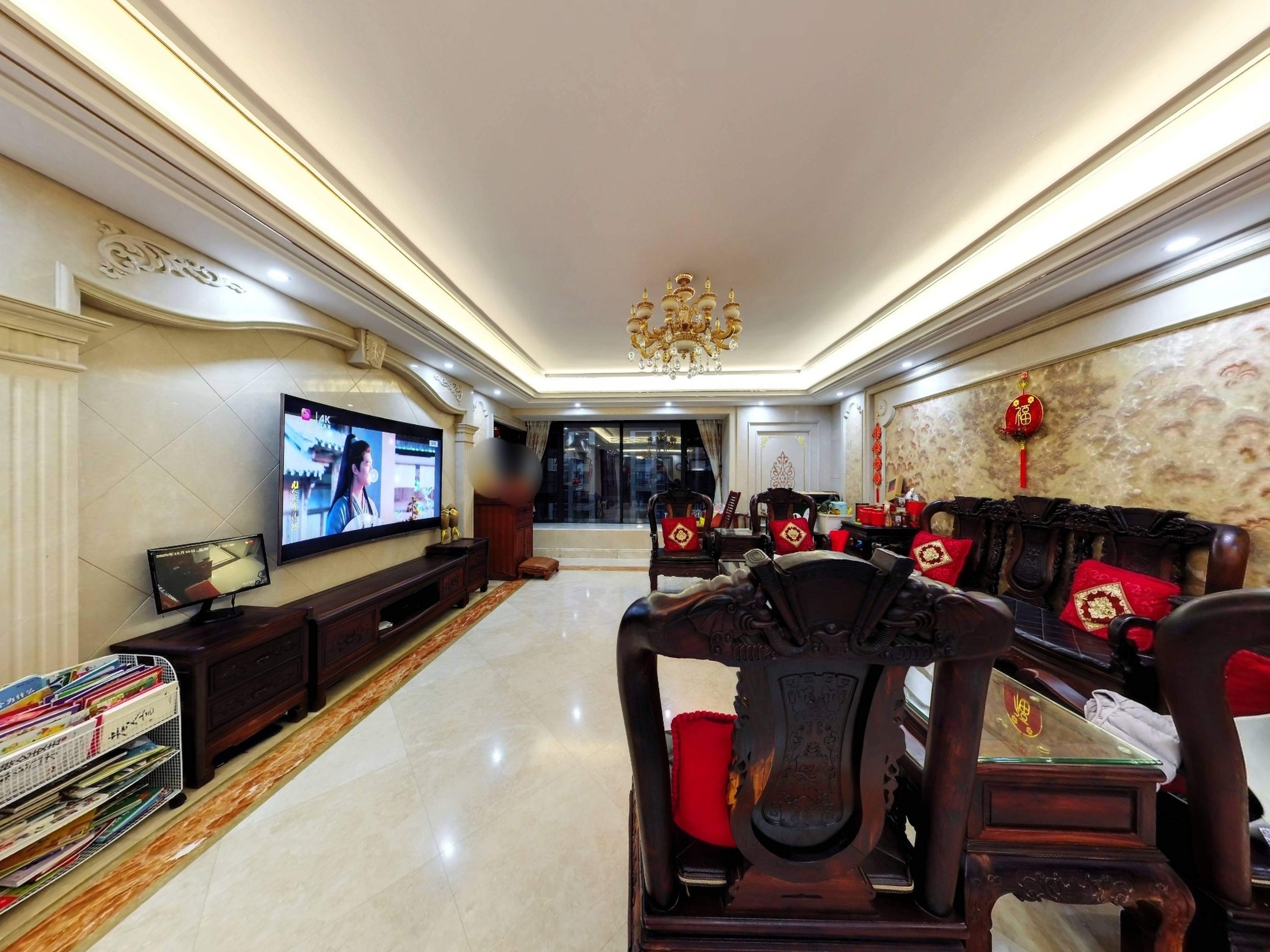 华侨城优雅四室两厅，南北通透，采光充足，改造空间大，自由发挥，尽享舒适生活。