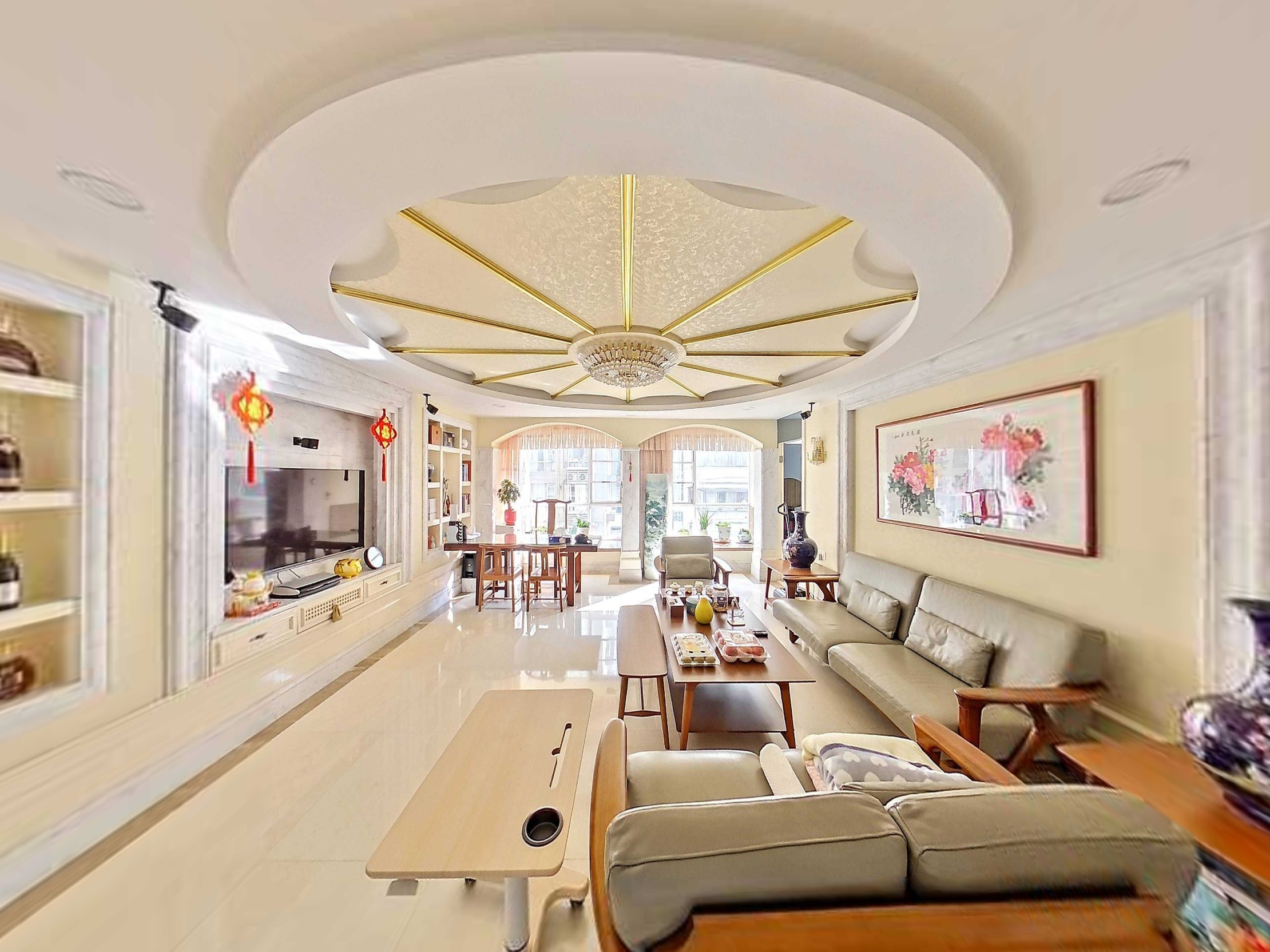 南向六室两厅，宽敞舒适，公园环绕，地铁便捷，理想家庭居所。