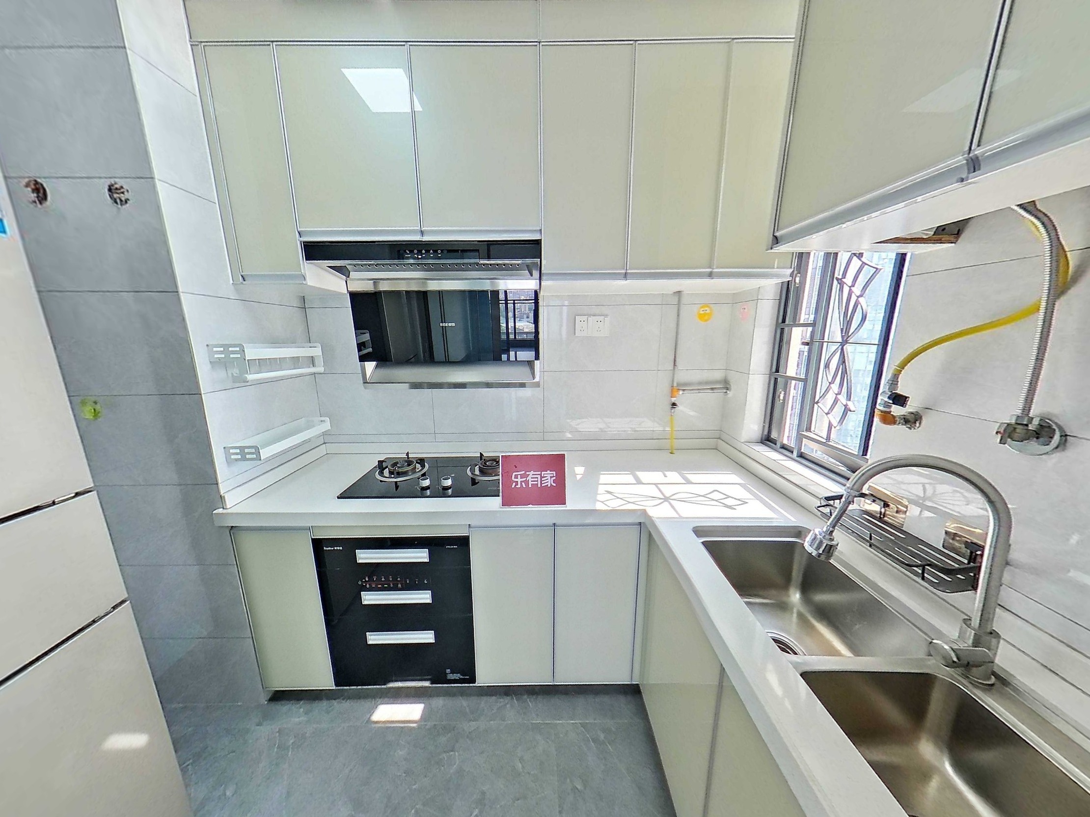 光明万达广场旁，凤凰城地铁站急售大两房