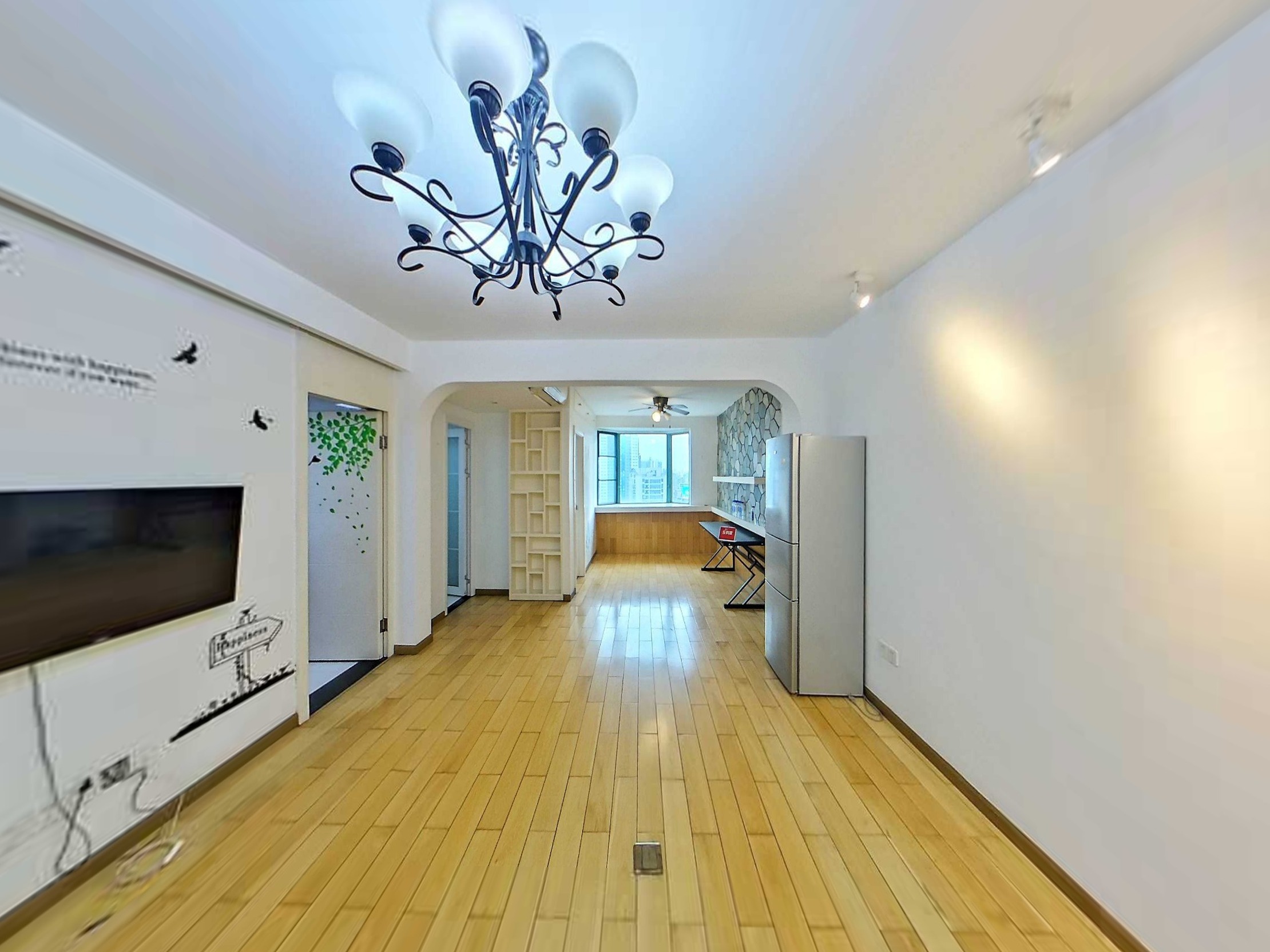 南向两室两厅，宽敞明亮，公园环绕，地铁便捷出行，理想居家选择。