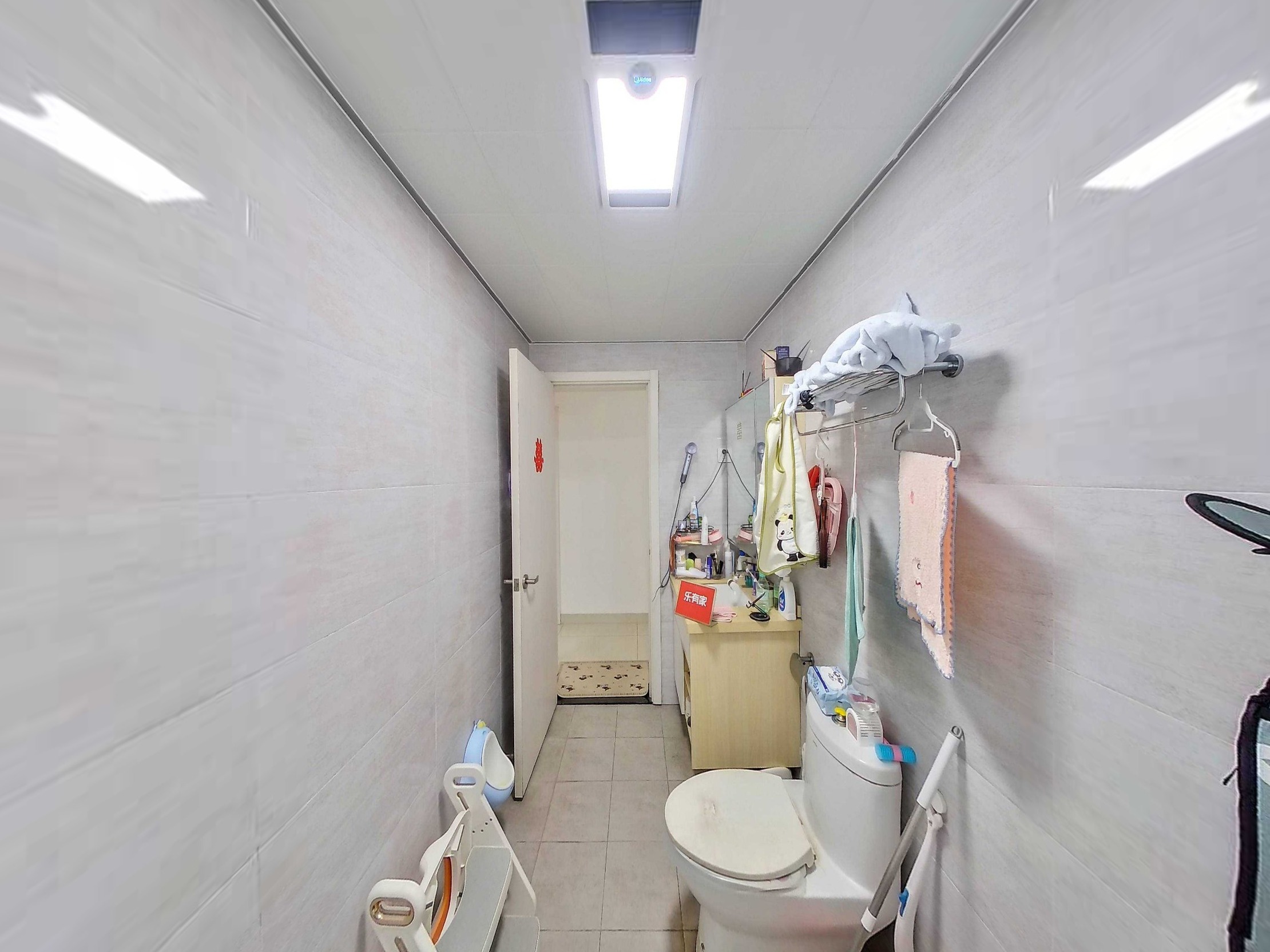 民治片区优质房源，三室两厅布局合理，南北通透，采光充足，改造空间大，自由发挥设计理想家居。