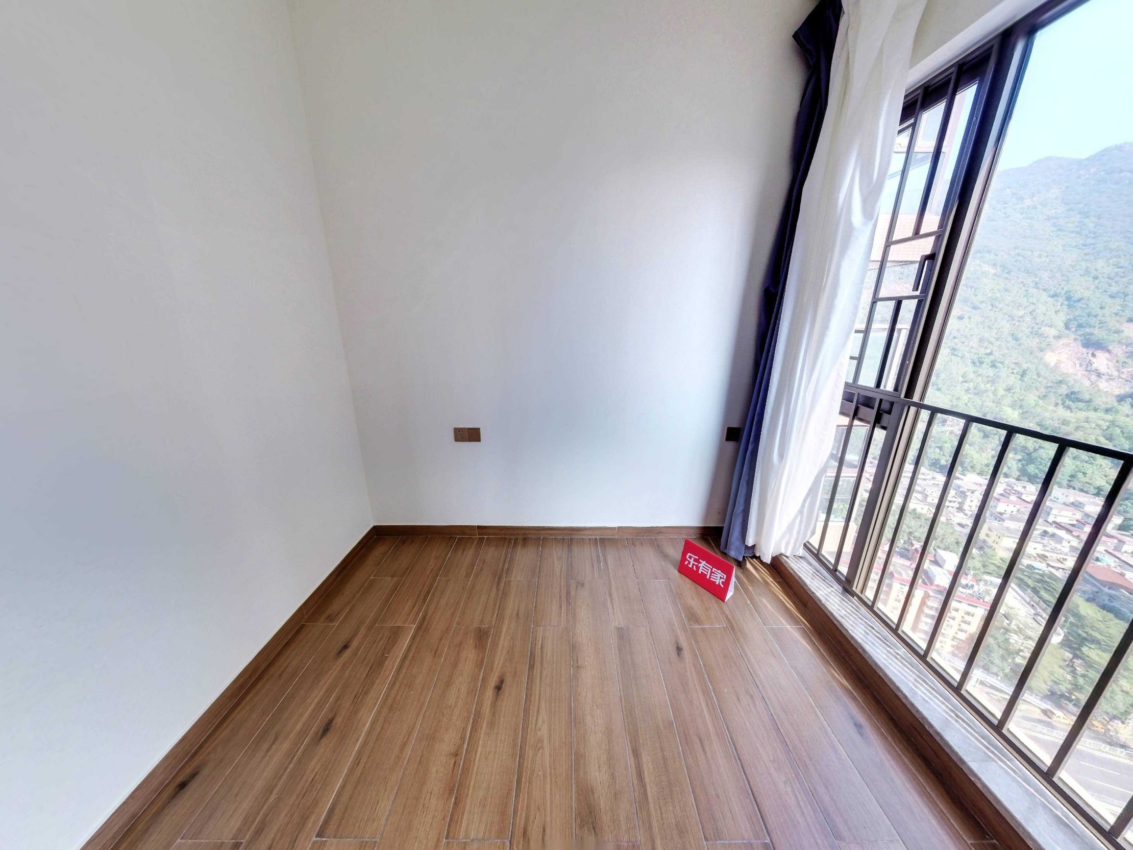 山海四季二期华府，方正户型，通风采光佳，楼龄新，车位充足，优质学区，业主诚心出售，不容错过！