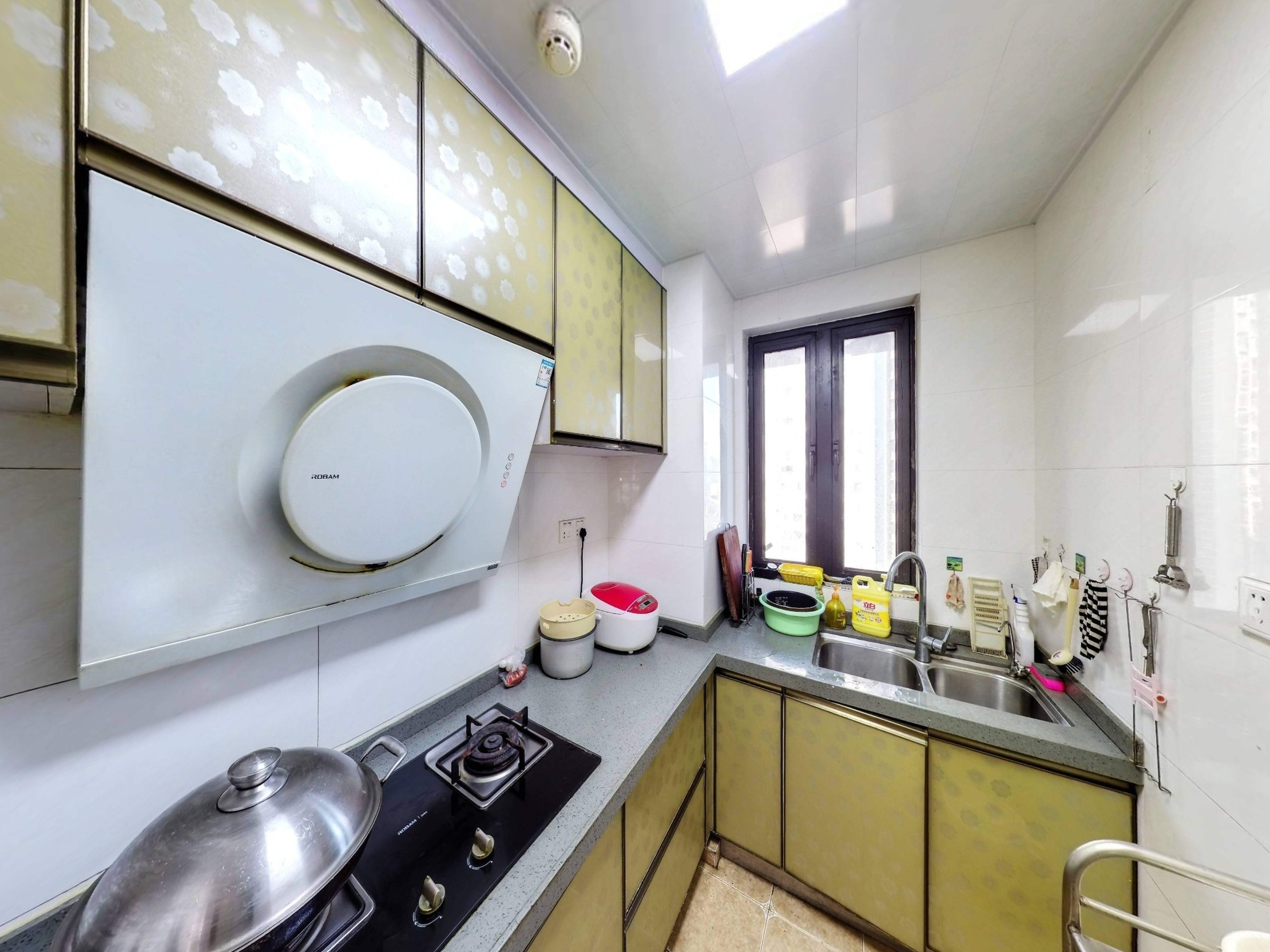 航城优质南向三室两厅，临近大型公园，绿意环绕，生活惬意无比。