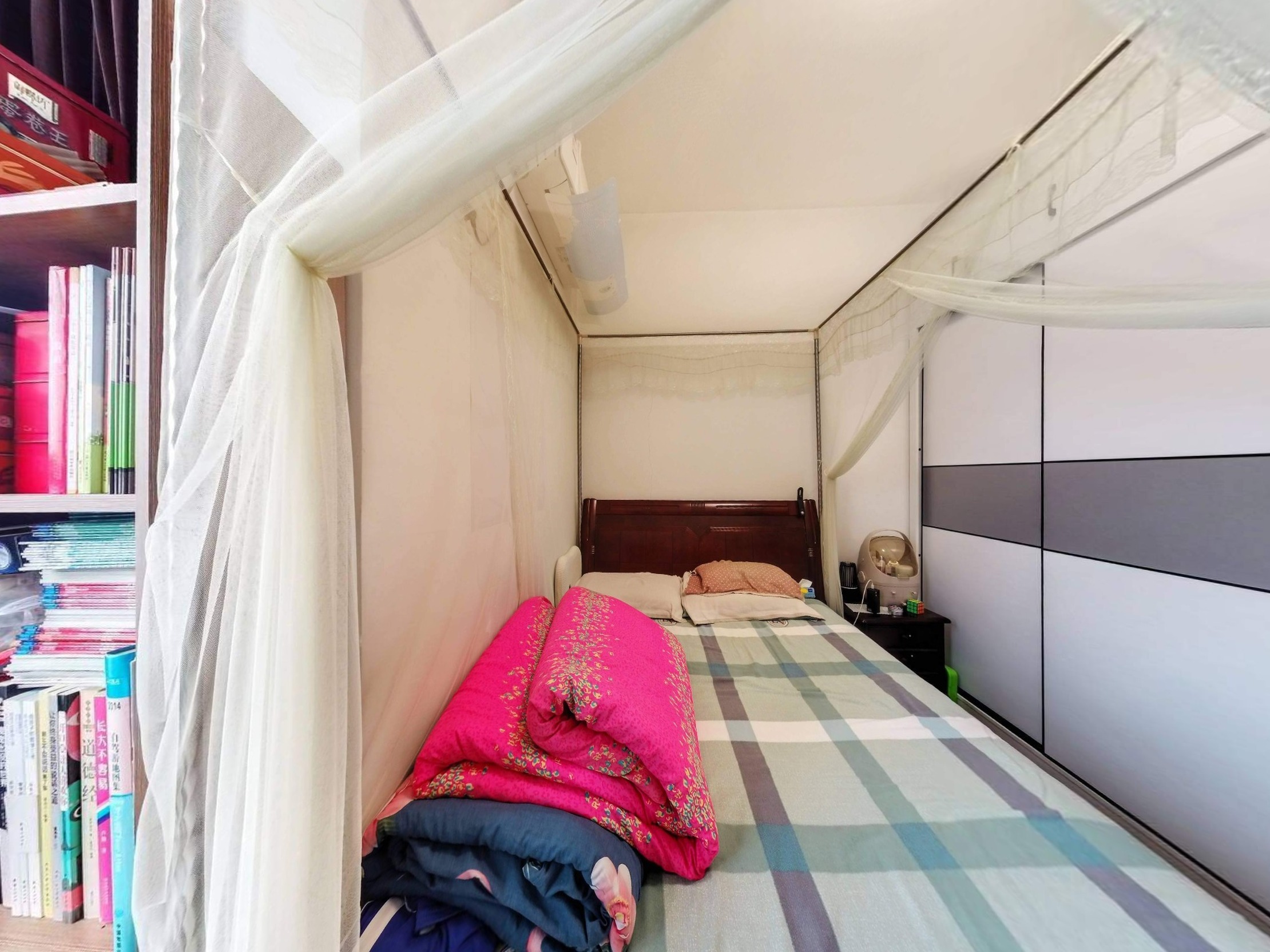 企鹅岛旁，精装大两房，西南朝向，楼层适中，通风采光很好。