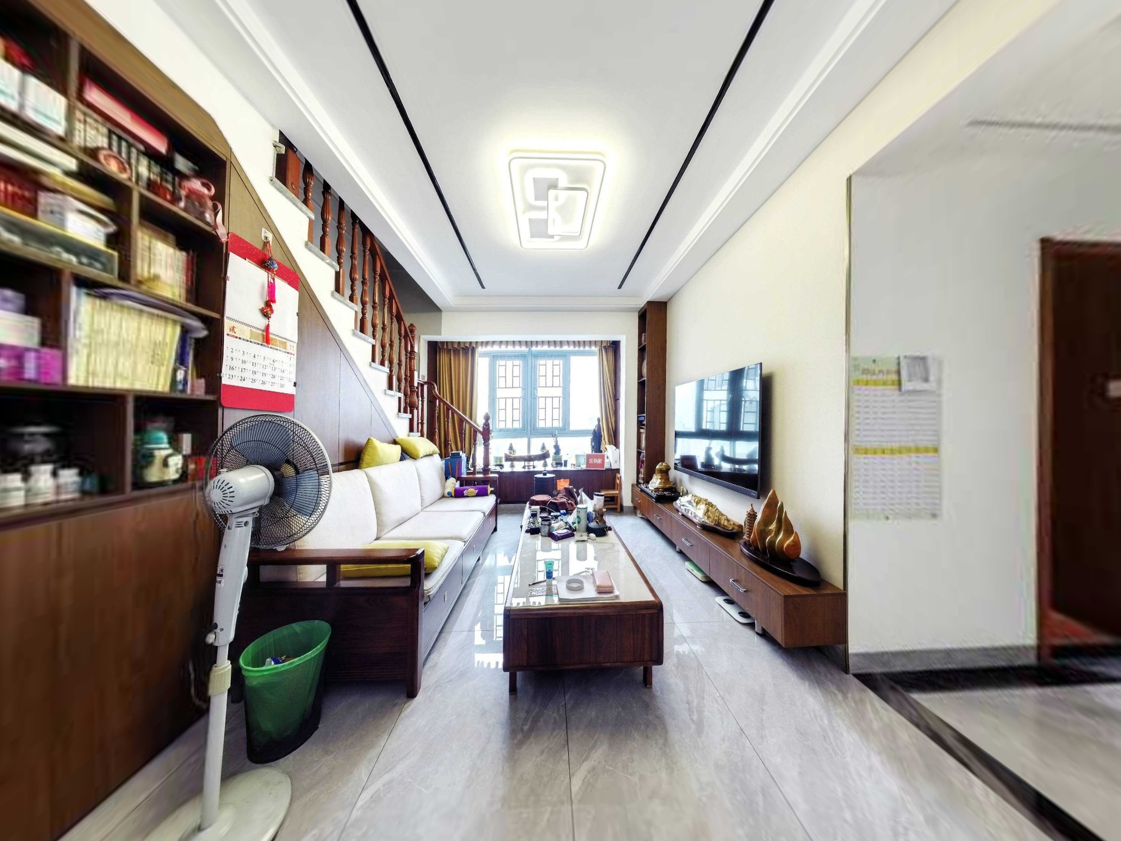 顶楼带花园，卧室安静看花园，看房方便，寻有缘人