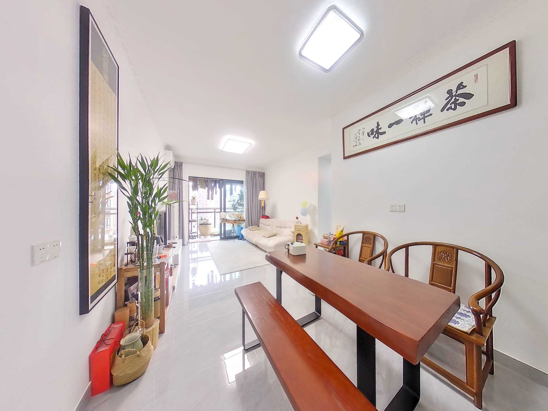 这套房子家私家电齐全，洗衣机冰箱等家具都有