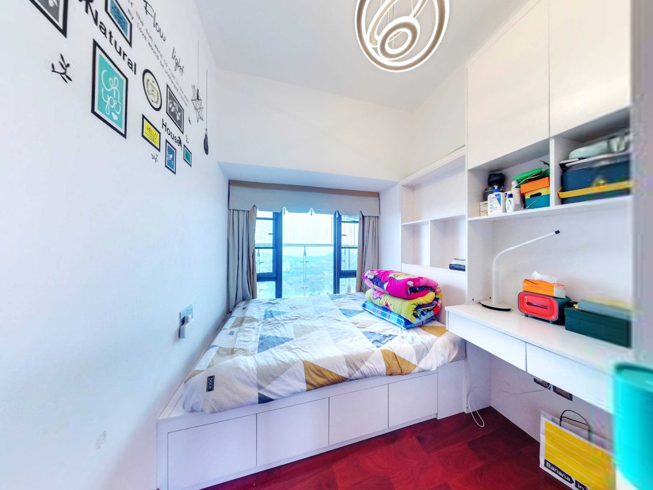 宽敞四室两厅，舒适生活空间，公园相伴，地铁便捷出行，理想家庭选择。