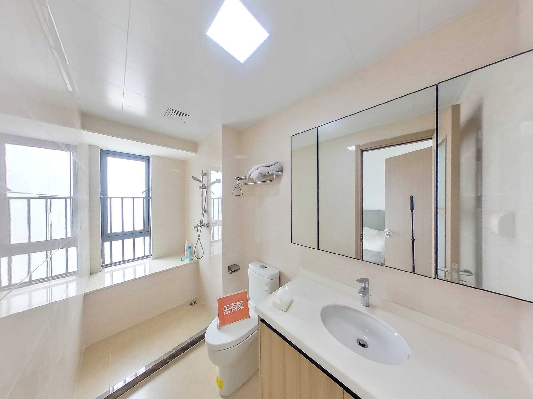 交付两年楼龄新，税费少，精装修带家私