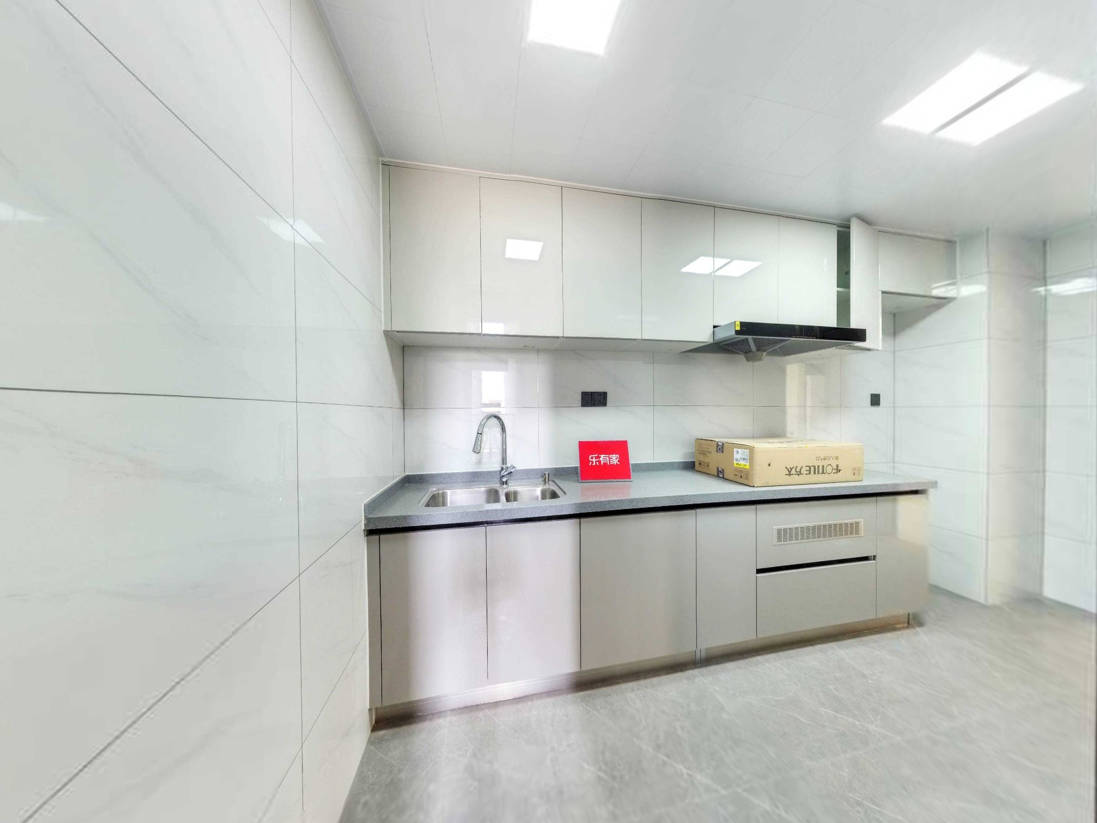 鸿瑞花园南精装3室2厅110.06m²出租