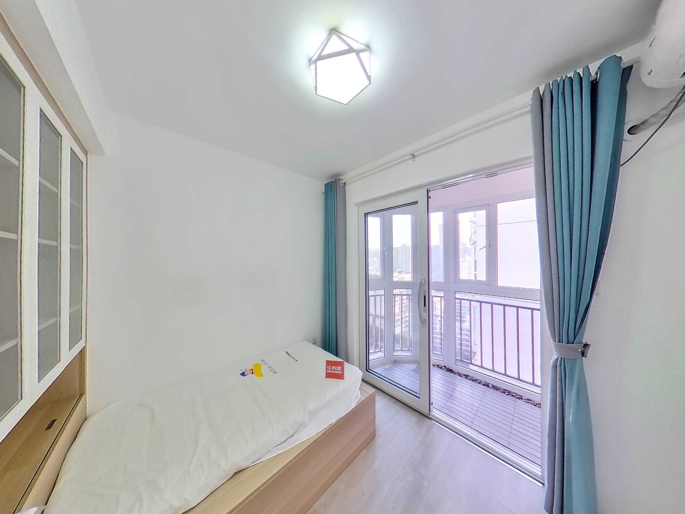 南向三室两厅，宽敞明亮，公园环绕，地铁便捷出行，理想家庭居所。