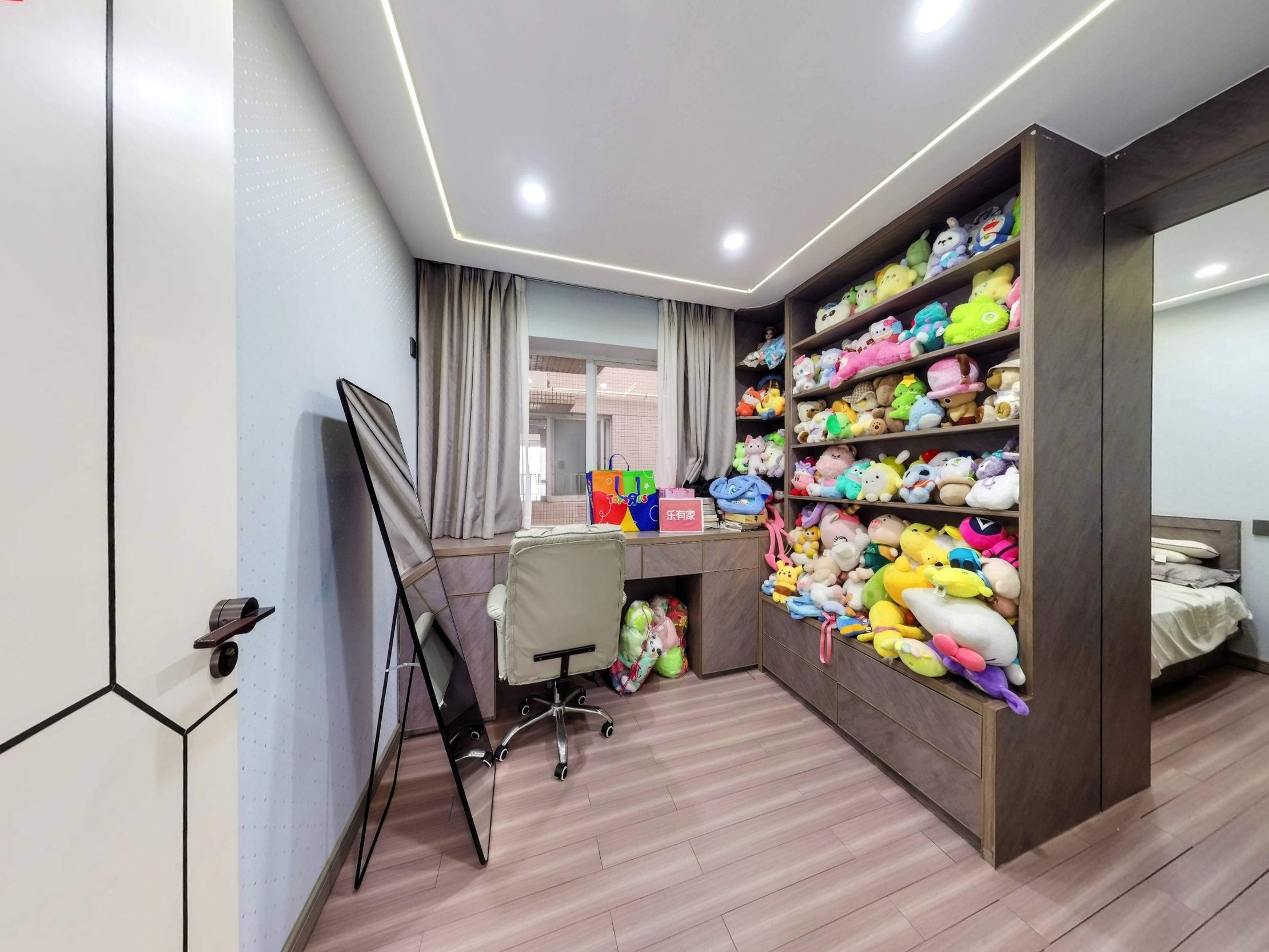 东区紫马岭公园对面，粤海丽江国际复式精装出售