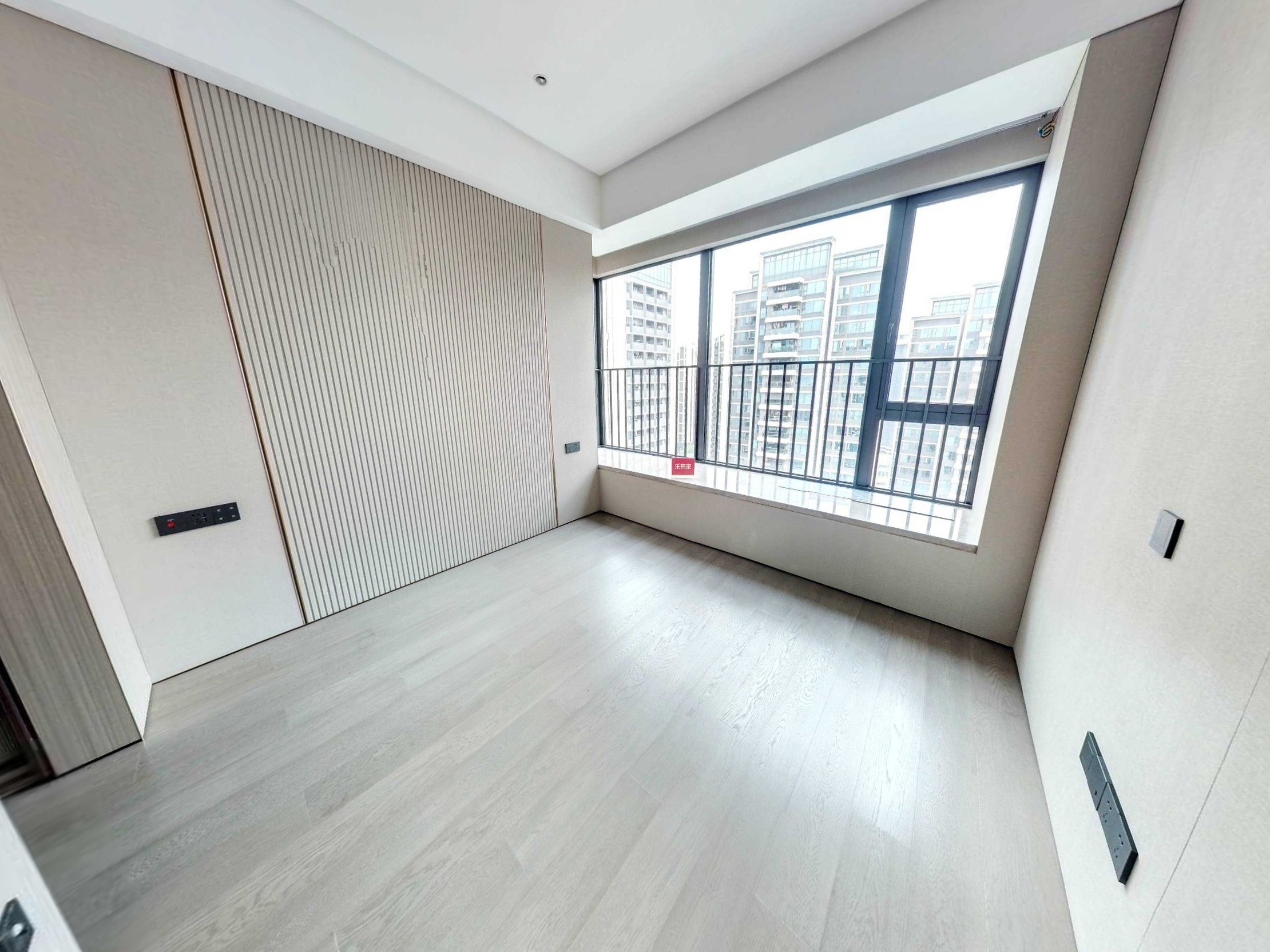 出门小南山公园，电梯小高层大三房，业主诚心出售。