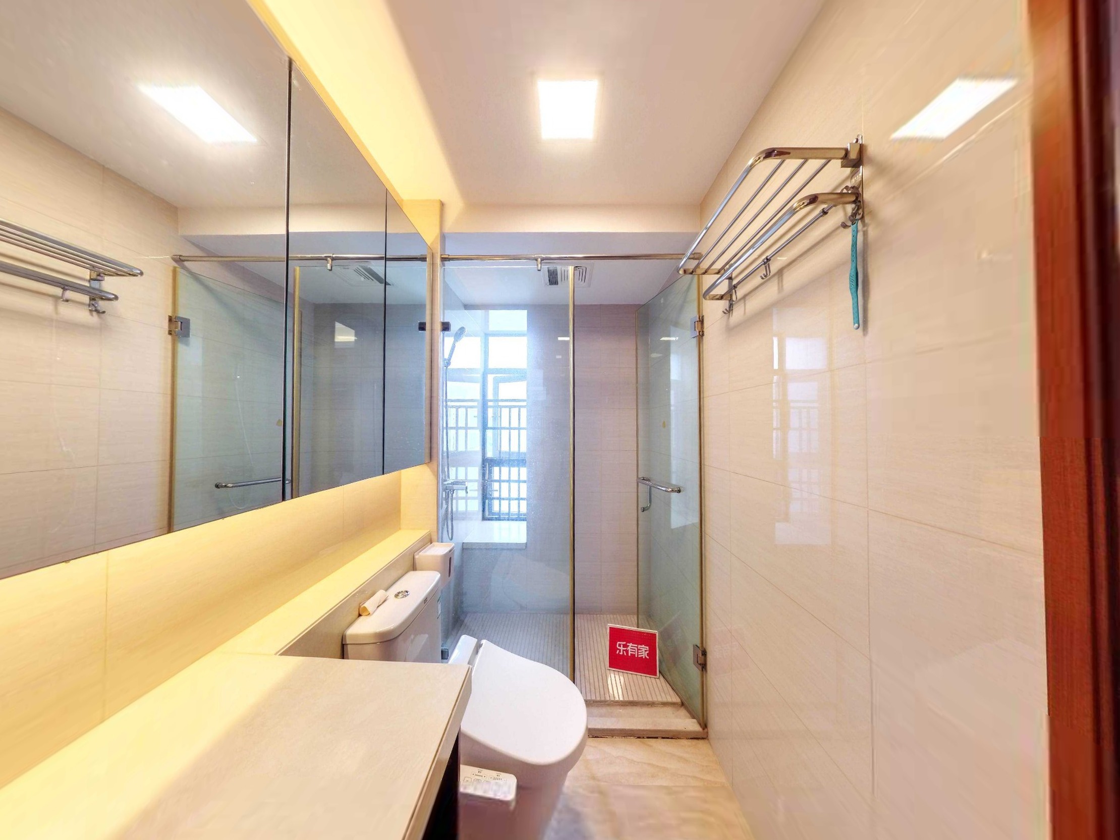 越秀滨海御城，繁华地段，品质装修，家私齐全，随时看房