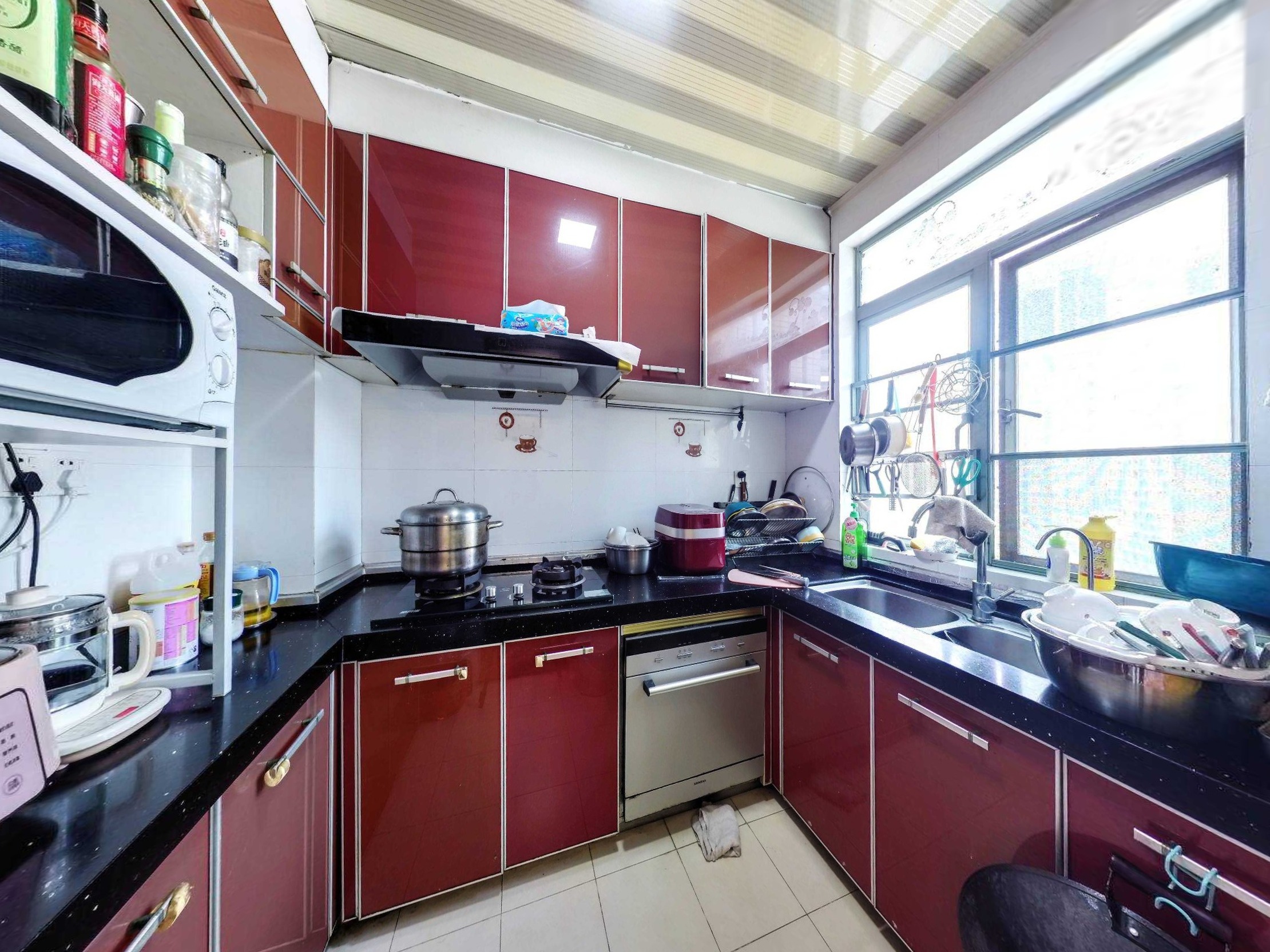 装修是精装，买过来可以拎包入住的，可改动性大