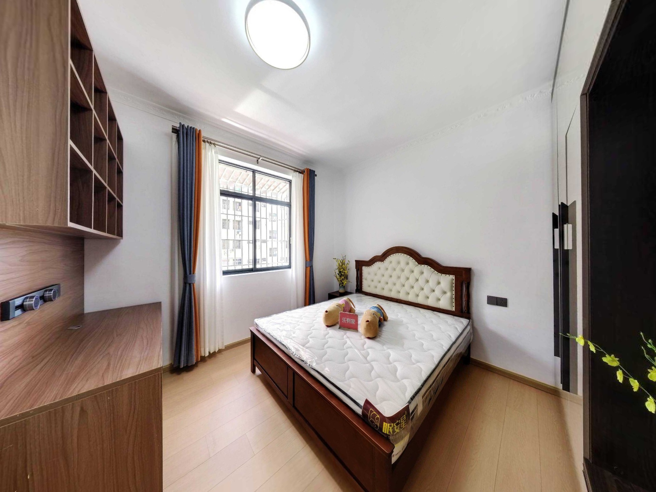 西区.富华.步行街旁.新装修三房.品牌家私家电.