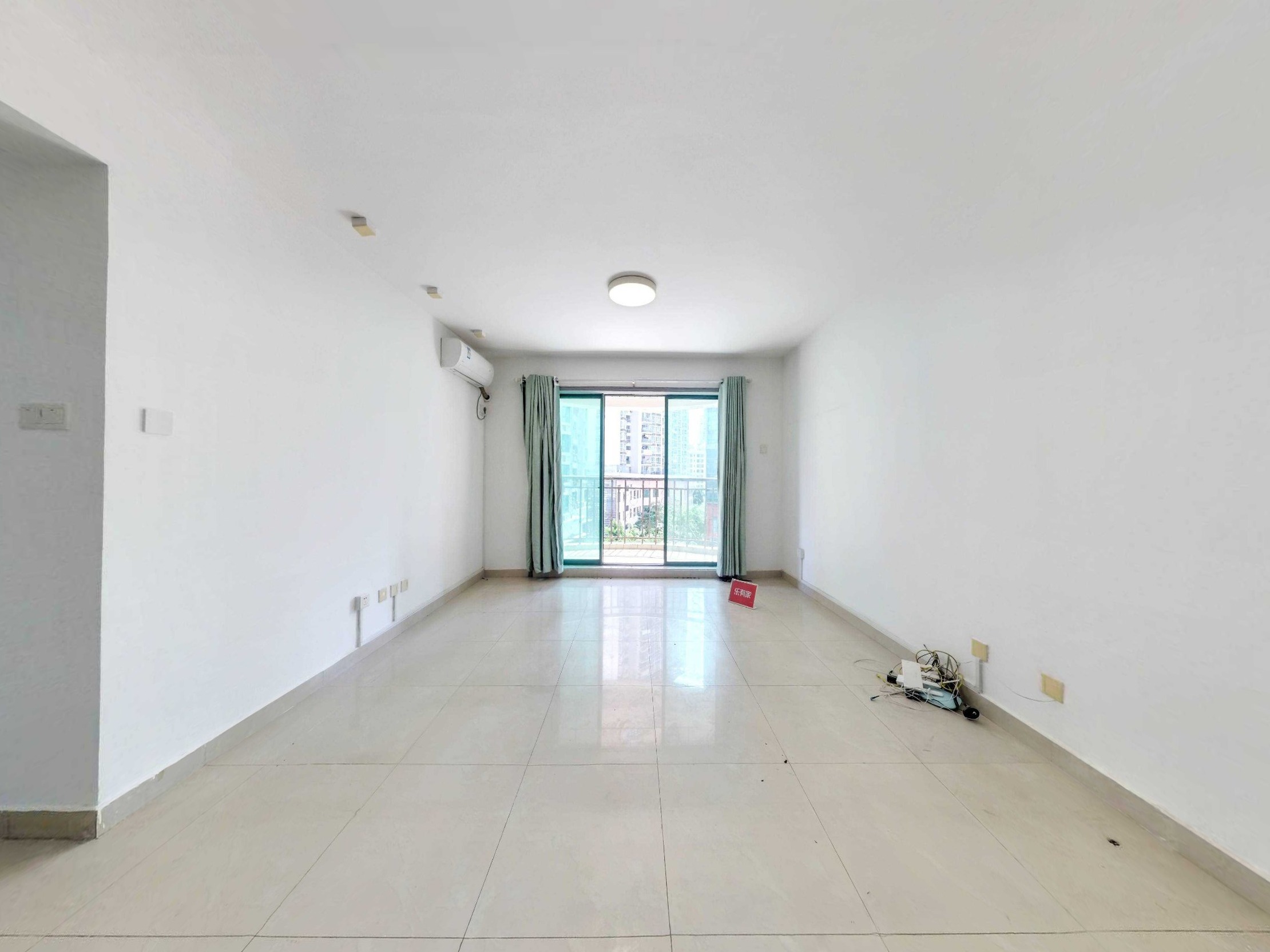 海洋之心，客厅出阳台看花园，格局通透，通风好-深圳海洋之心二手房