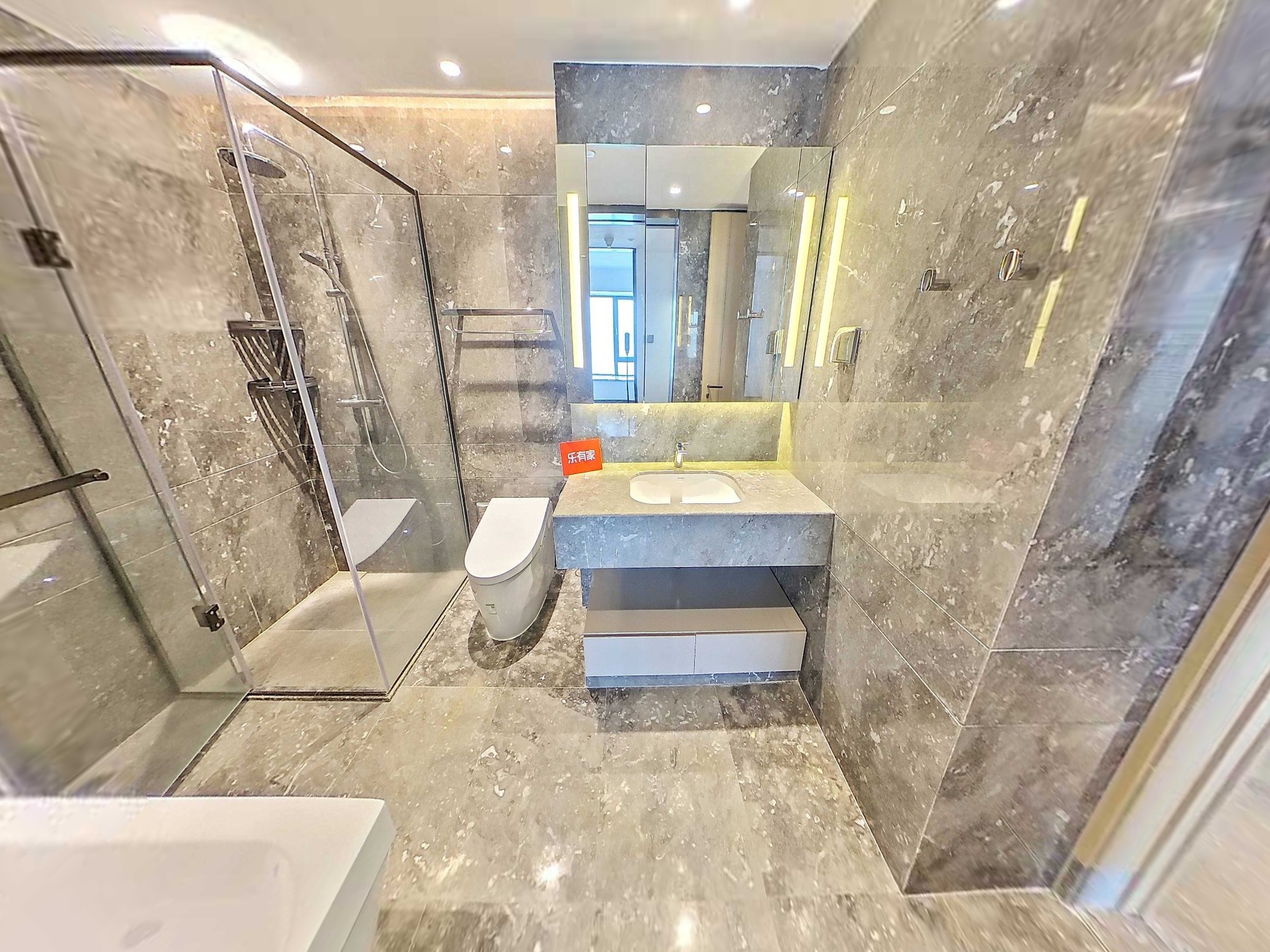 房子户型比较不错，宽敞实用，非常适合居家