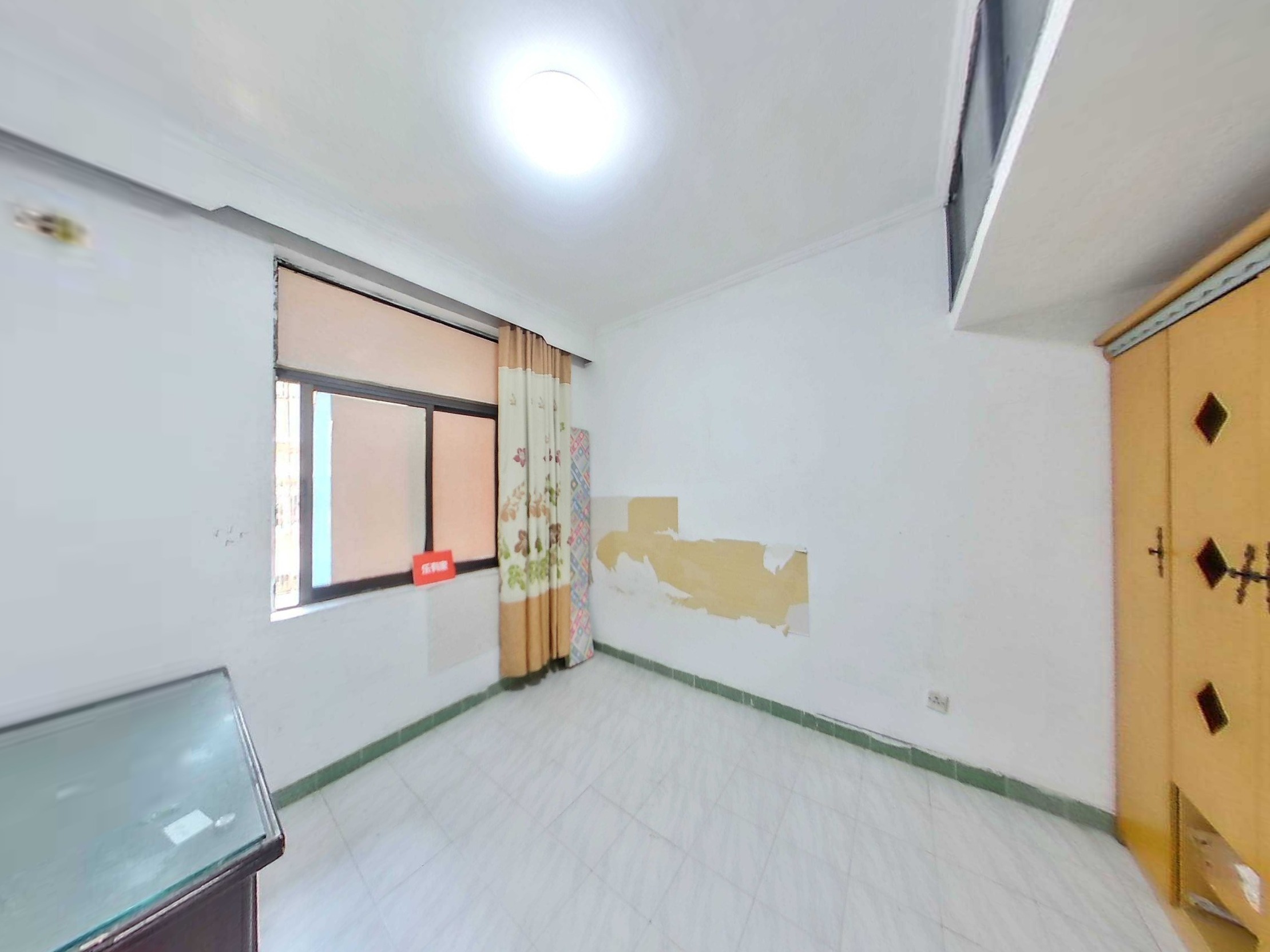 户型是两房户型，整体通风采光都比较好，适合一家人居住