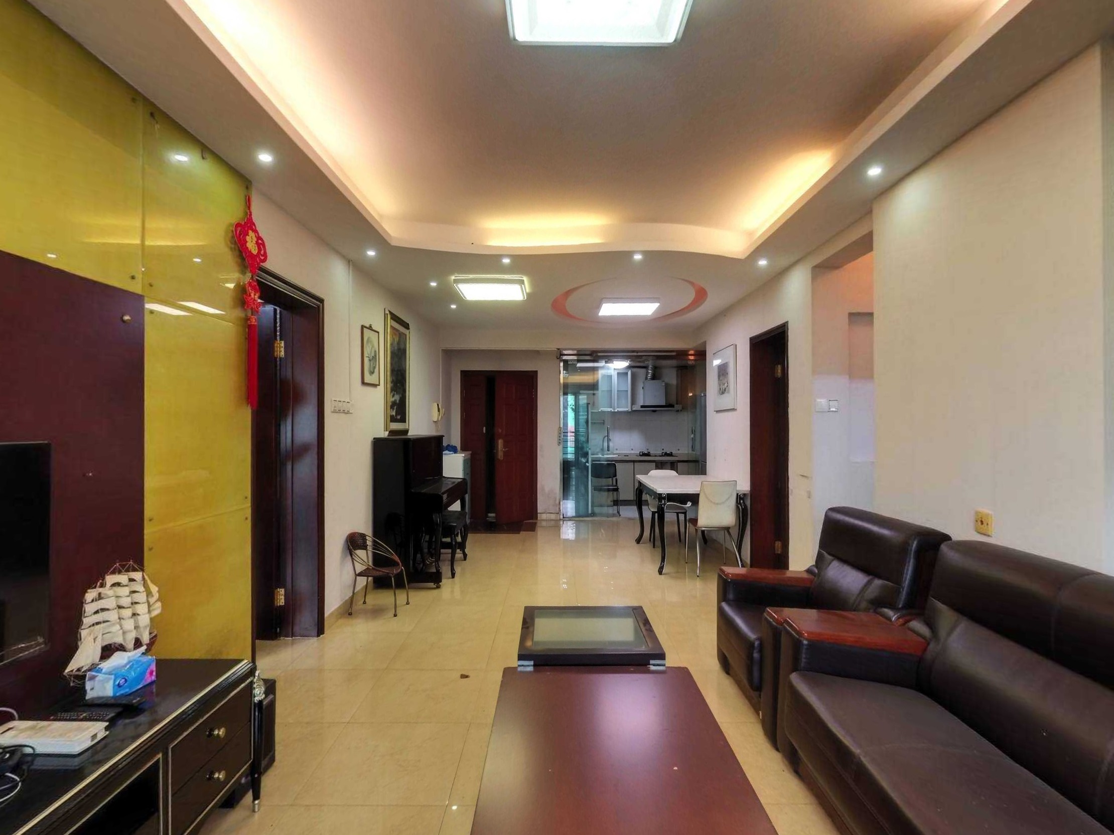 安柏丽晶位于福田景田南深南大道旁，地理位置十分优越，靠近1号