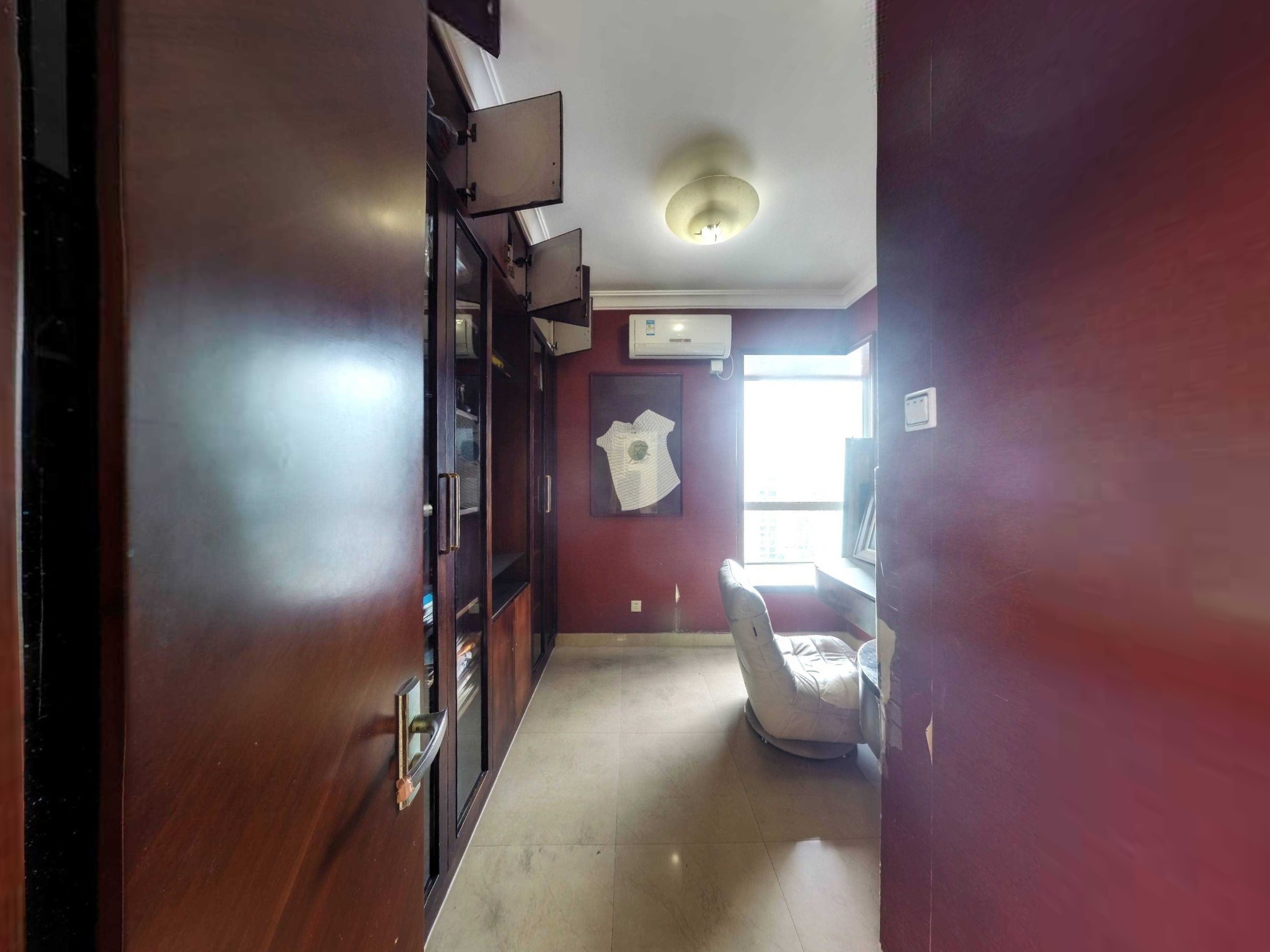 安柏丽晶位于福田景田南深南大道旁，地理位置十分优越，靠近1号