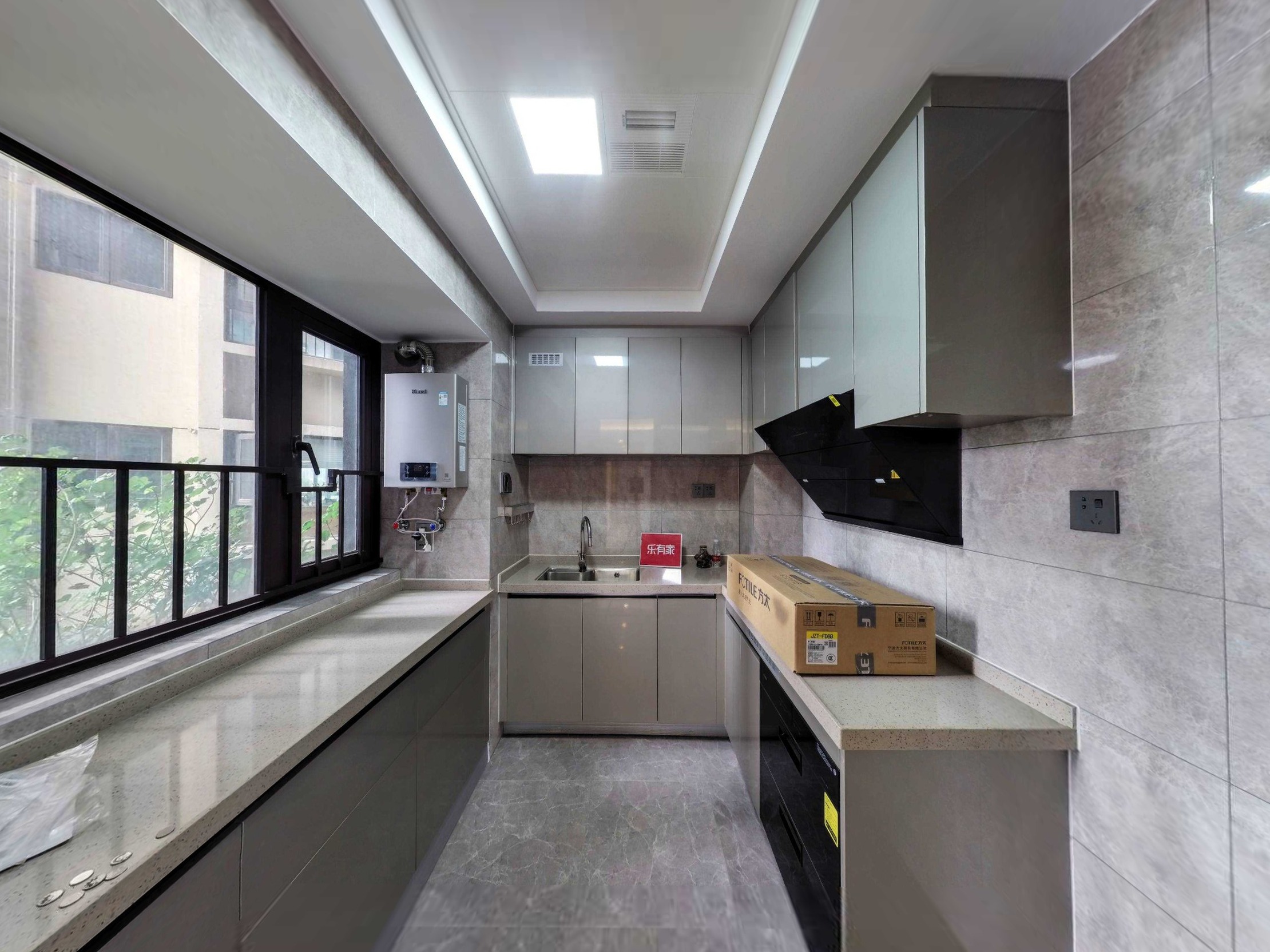 星河东悦湾，南向四房。全新为住，随时可以密码看房