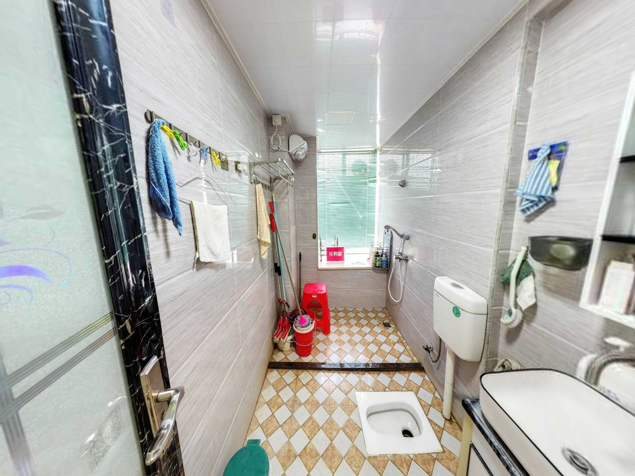 业主诚心出售，城市繁华地段，配套成熟，出入方便