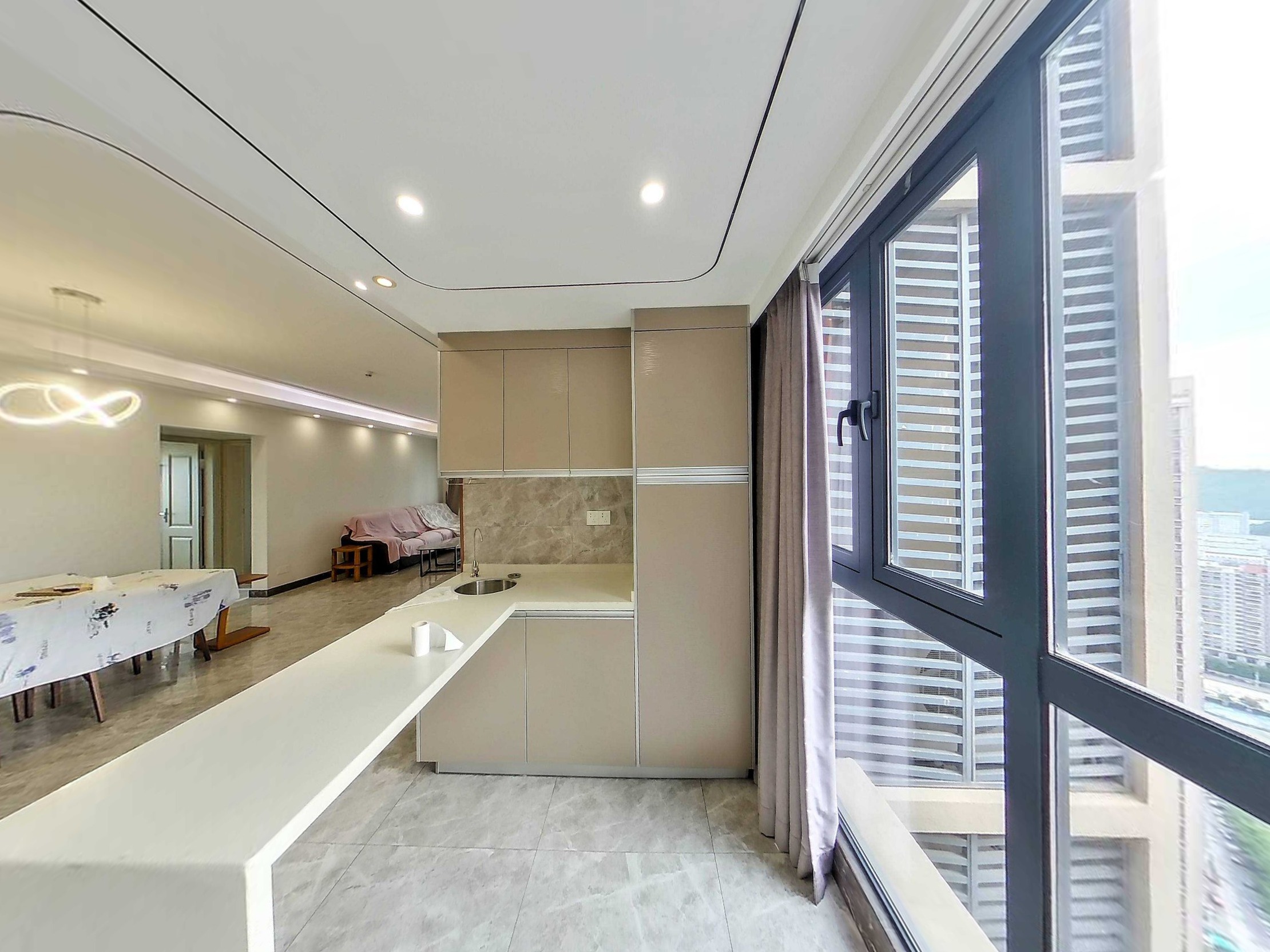 龙胜地铁站，次新小区，三地铁物业，舒适大户型看房方便价格可谈