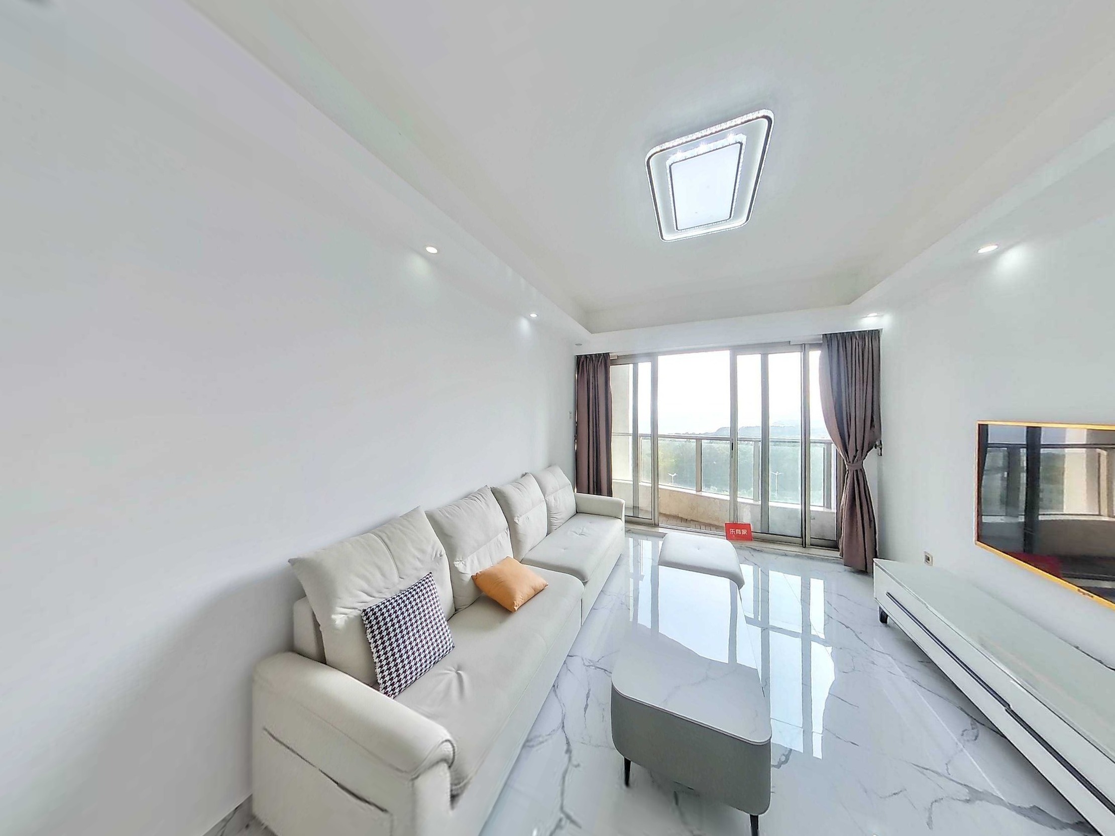 万科金域蓝湾二期，朝南采光佳，厅出阳台，优质物业，人车分流，名校环绕，业主诚心出售，不容错过！