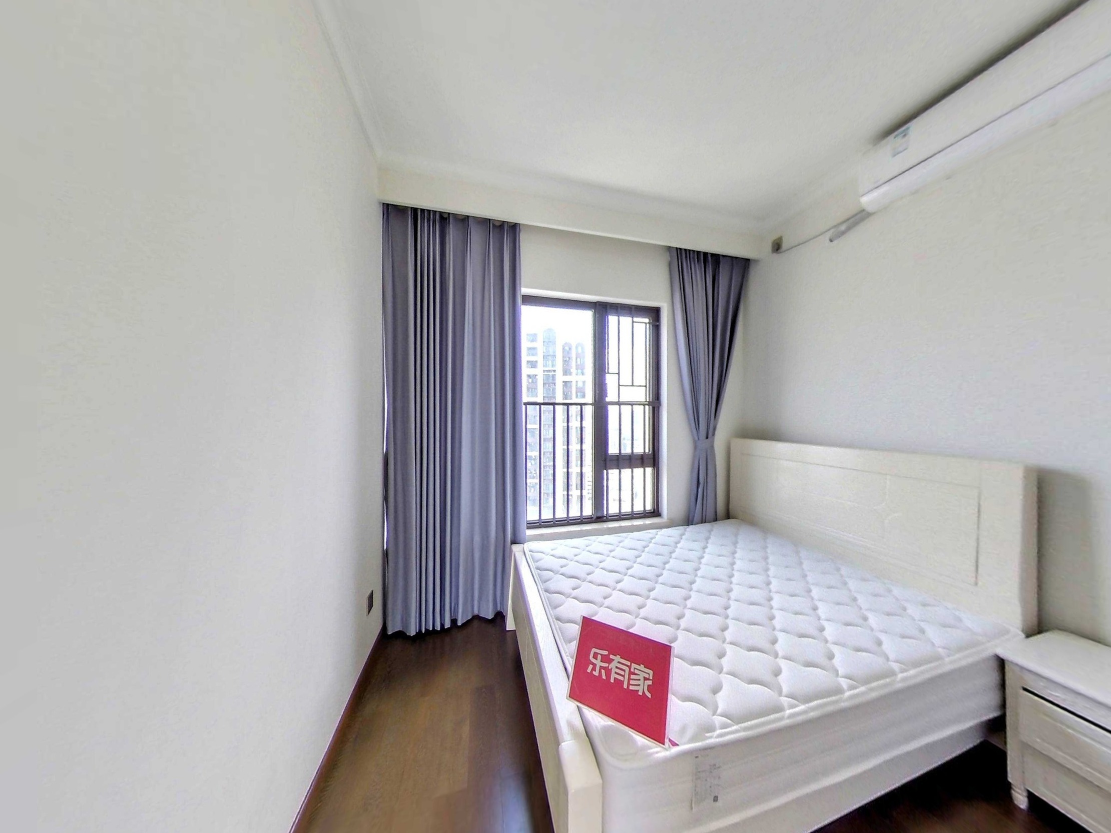 卓越中寰诚心出售，朝南采光佳，中楼层新房，车位充足，周边商业综合体与大型公园，生活便利。