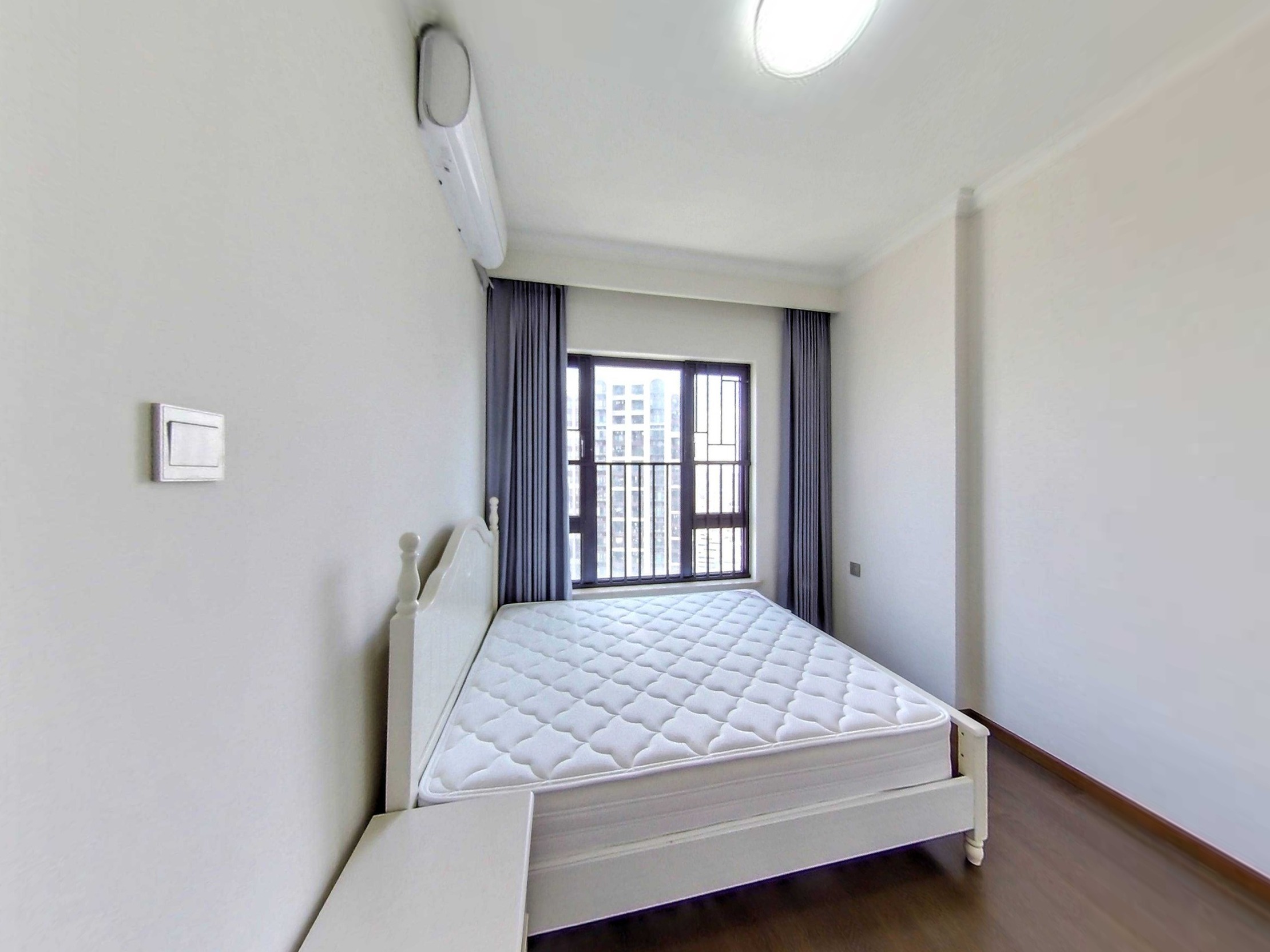 卓越中寰诚心出售，朝南采光佳，中楼层新房，车位充足，周边商业综合体与大型公园，生活便利。