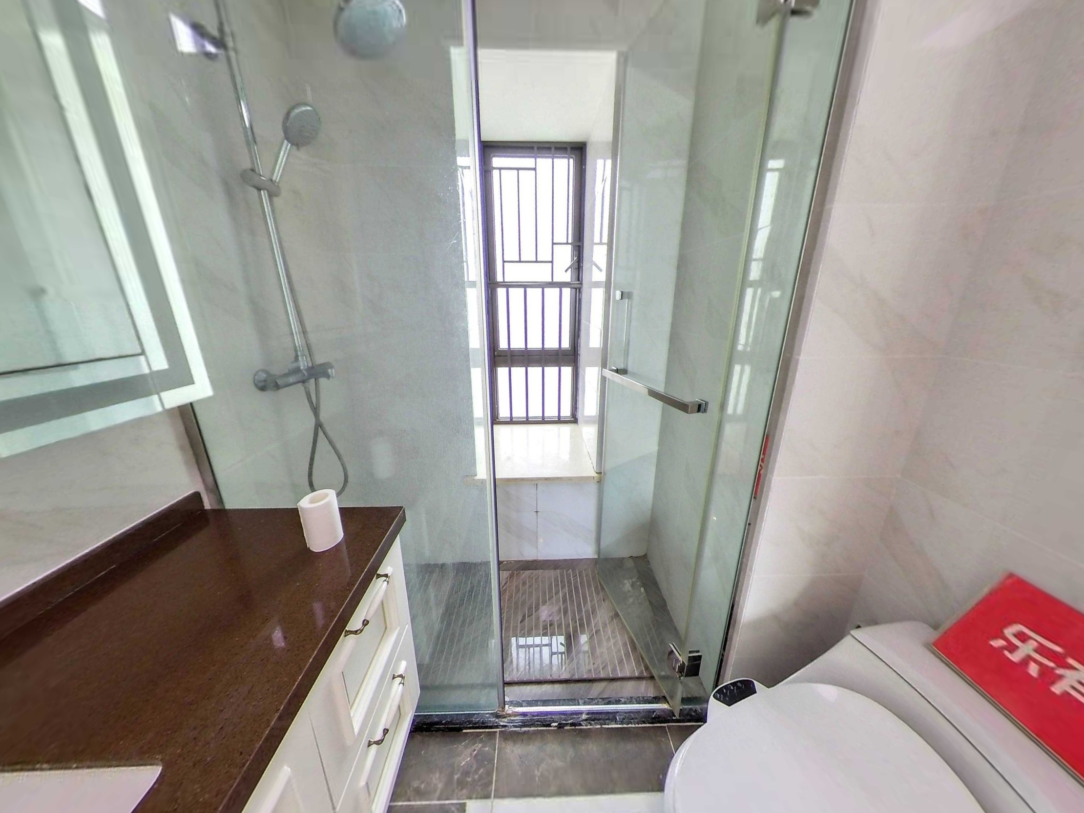 卓越中寰诚心出售，朝南采光佳，中楼层新房，车位充足，周边商业综合体与大型公园，生活便利。