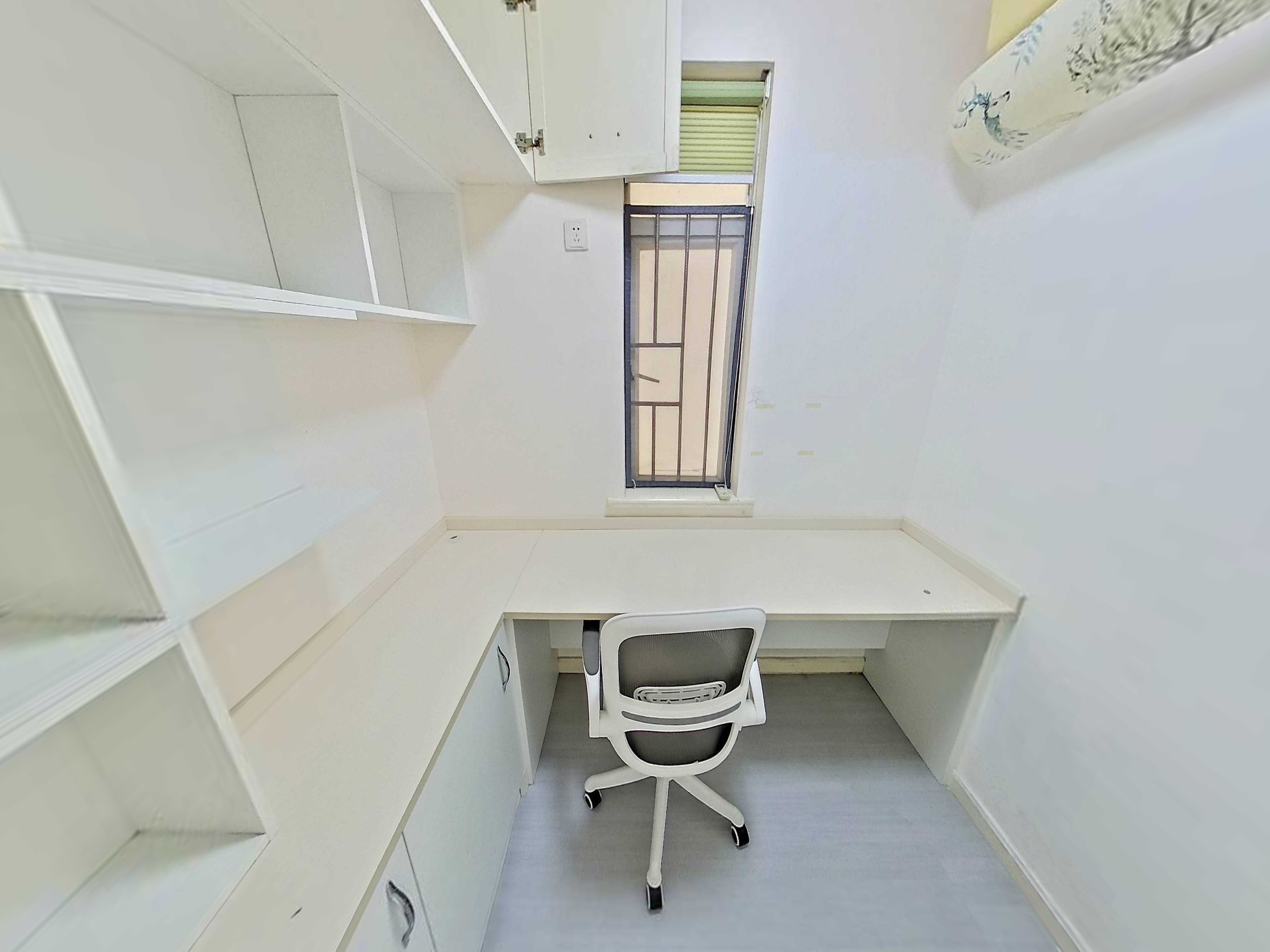 百花公寓诚心出售，朝南中楼层，采光充足，带地面花园，物业品质优良，价格低于小区均价，机会难得！